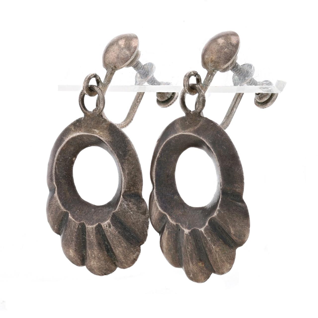 Native American Dangle Earrings Sterling Silver 925 Scallop Hoop Non-Pierced

Additional information:
Material: Metal Sterling Silver
Native American
Style: Dangle
Fastening Type: Non-Pierced Screw-On Closures
Theme: Scallop
Dimensions:
Tall: 1