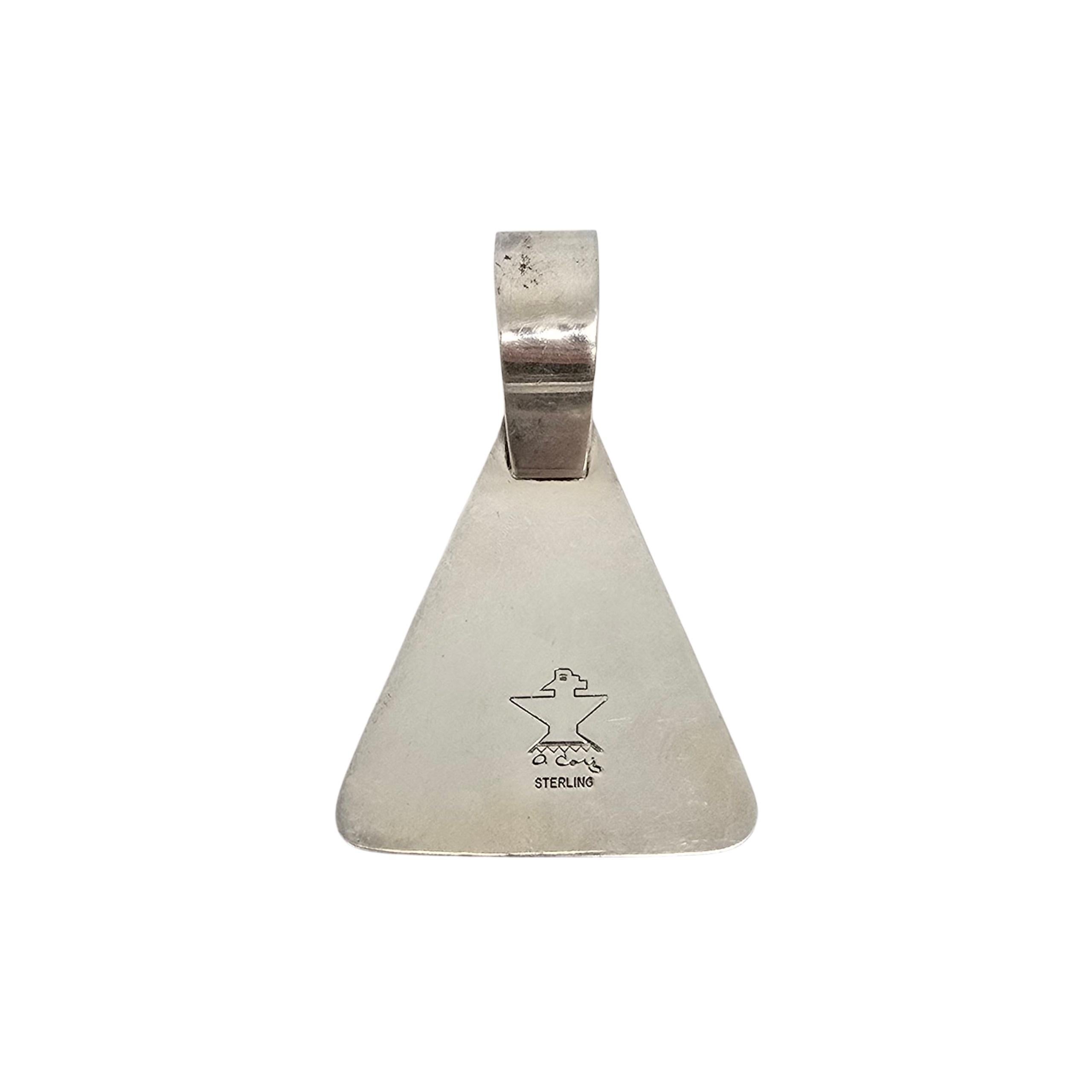 Ciondolo con intarsio di pietre multiple dei nativi americani Daniel Coriz in argento sterling

Daniel Coriz è un artigiano nativo americano della tribù dei Kewa - Pueblo. Questo ciondolo presenta un intarsio di pietre che sembrano essere sugilite,