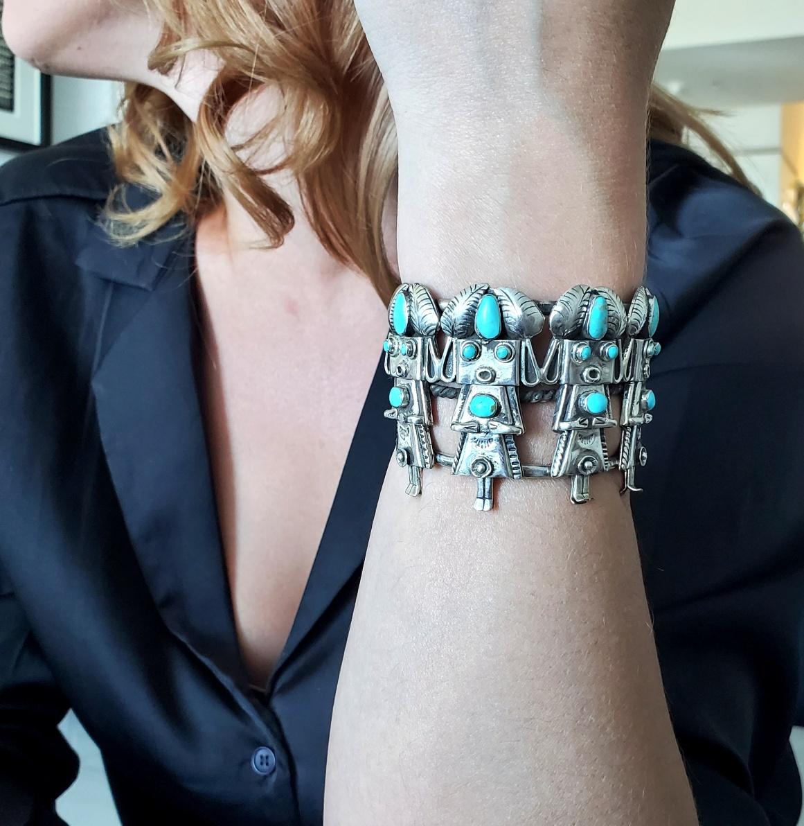 Ein Navajo-Armband der amerikanischen Ureinwohner.

Schöne Stammes-Stück mit herrlichen Auge Attraktivität, in Arizona von der Navajo Indianer, zurück in den späten 1970. Dieses ungewöhnliche Manschettenarmband wurde komplett aus massivem