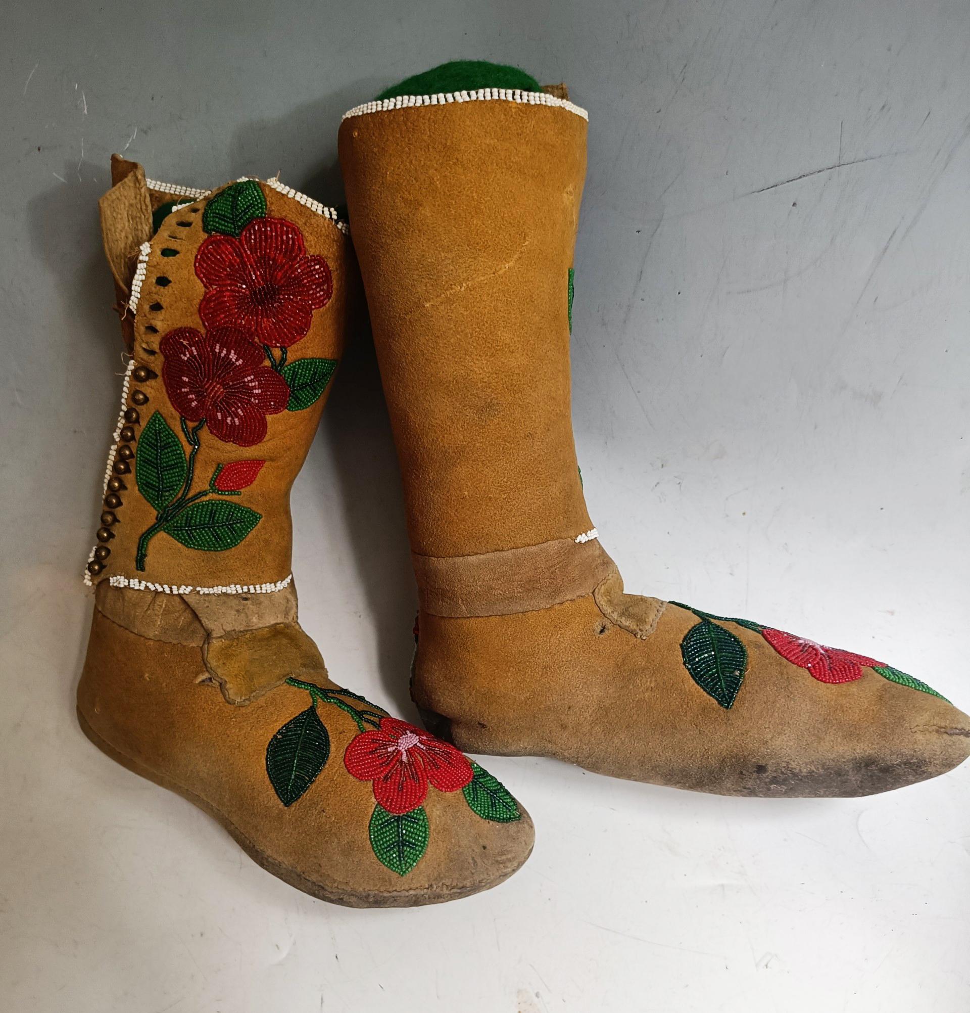 Native American Fine Plains beaded boot moccasins In Good Condition For Sale In London, GB