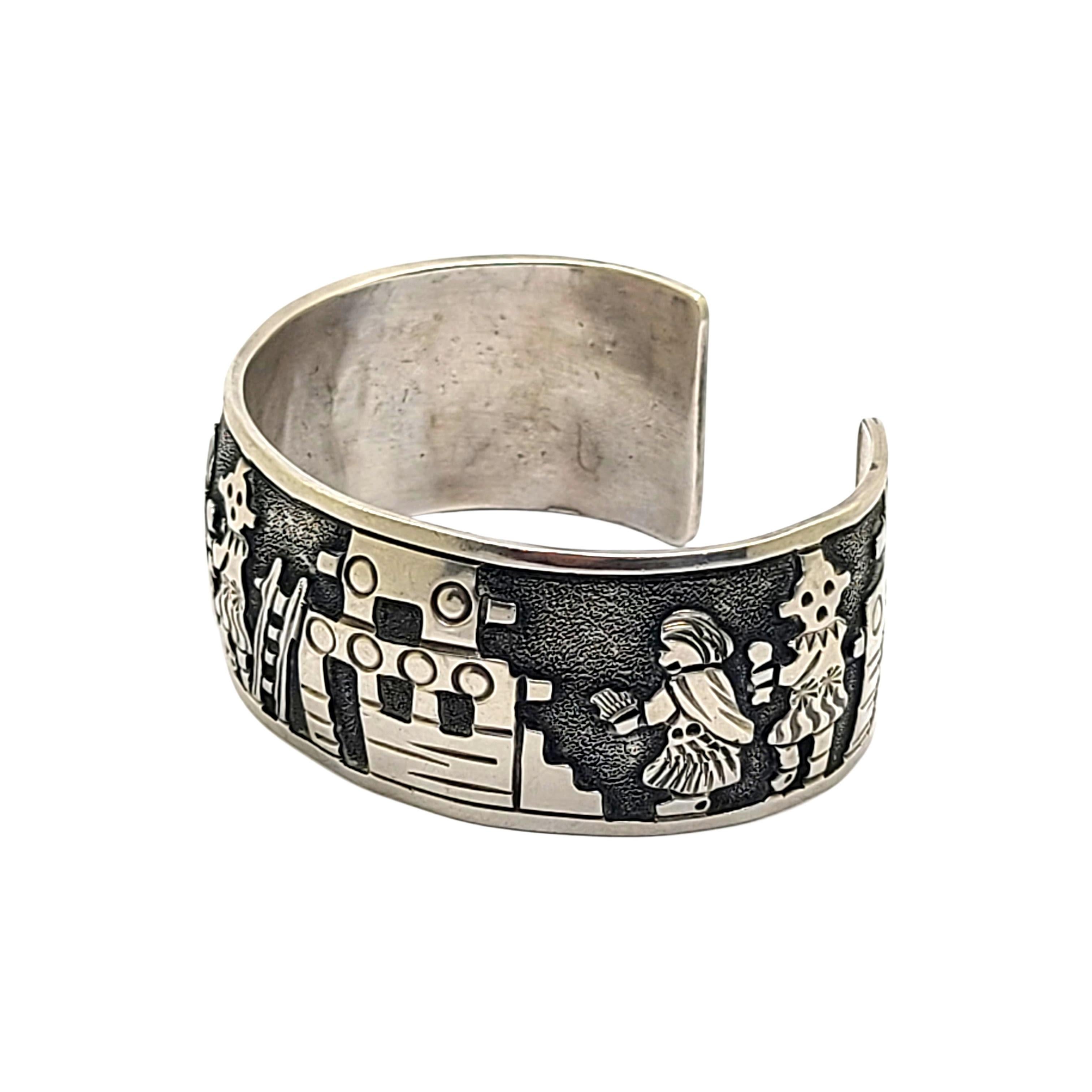 Manschettenarmband aus Sterlingsilber von den indianischen Kunsthandwerkern Floyd Becenti Jr. und Lloyd Becenti.

Schöne angewandte Geschichte Erzähler Design Sterling Silber Manschette Armband mit von Navajo Silberschmiede gut für traditionelle