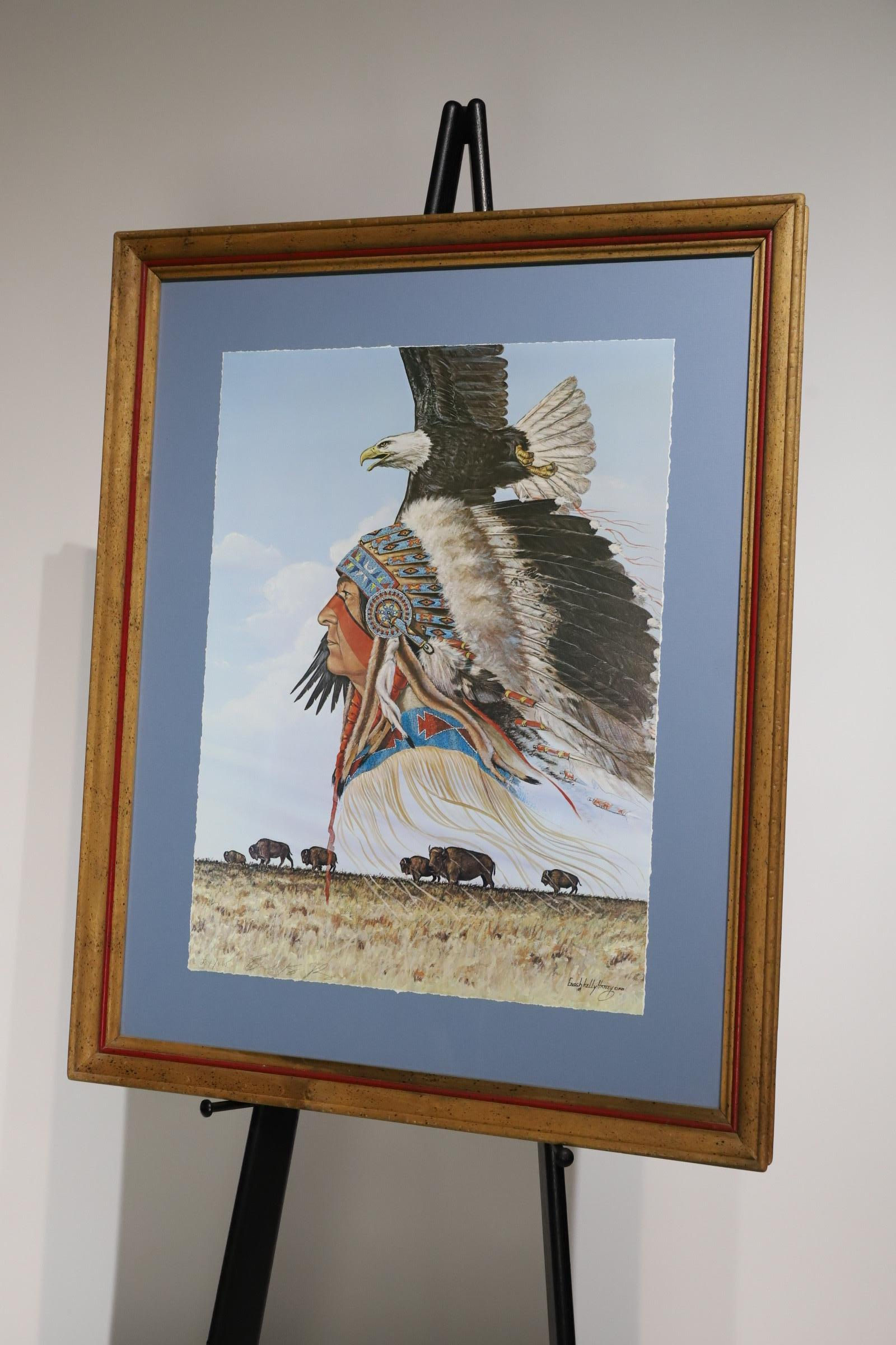 Der gerahmte, signierte Druck von Enoch Kelly Haney fängt die Essenz der Kunst der amerikanischen Ureinwohner ein und verbindet traditionelle Themen mit zeitgenössischem Ausdruck. Das Werk zeigt Haney's Meisterschaft im Umgang mit komplizierten