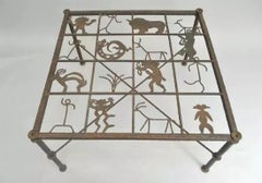 Native American Glyph Figuren Metall und Glas Quadrat Brutalist Couchtisch