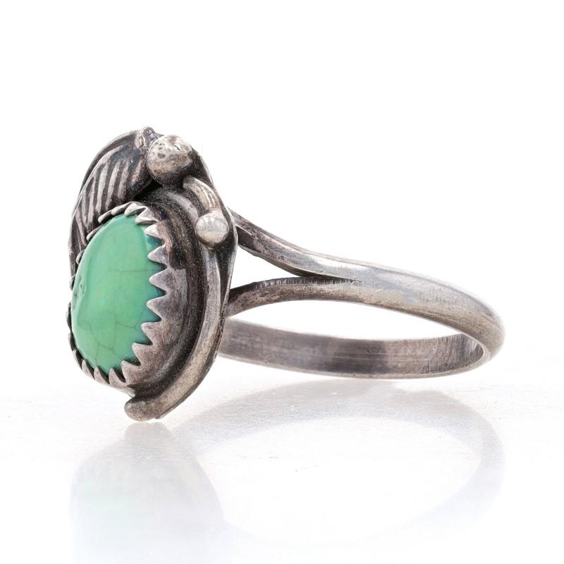 Native American Green Turquoise Solitaire Ring - Sterling Silver 925 Feather Dot In Excellent Condition For Sale In Greensboro, NC