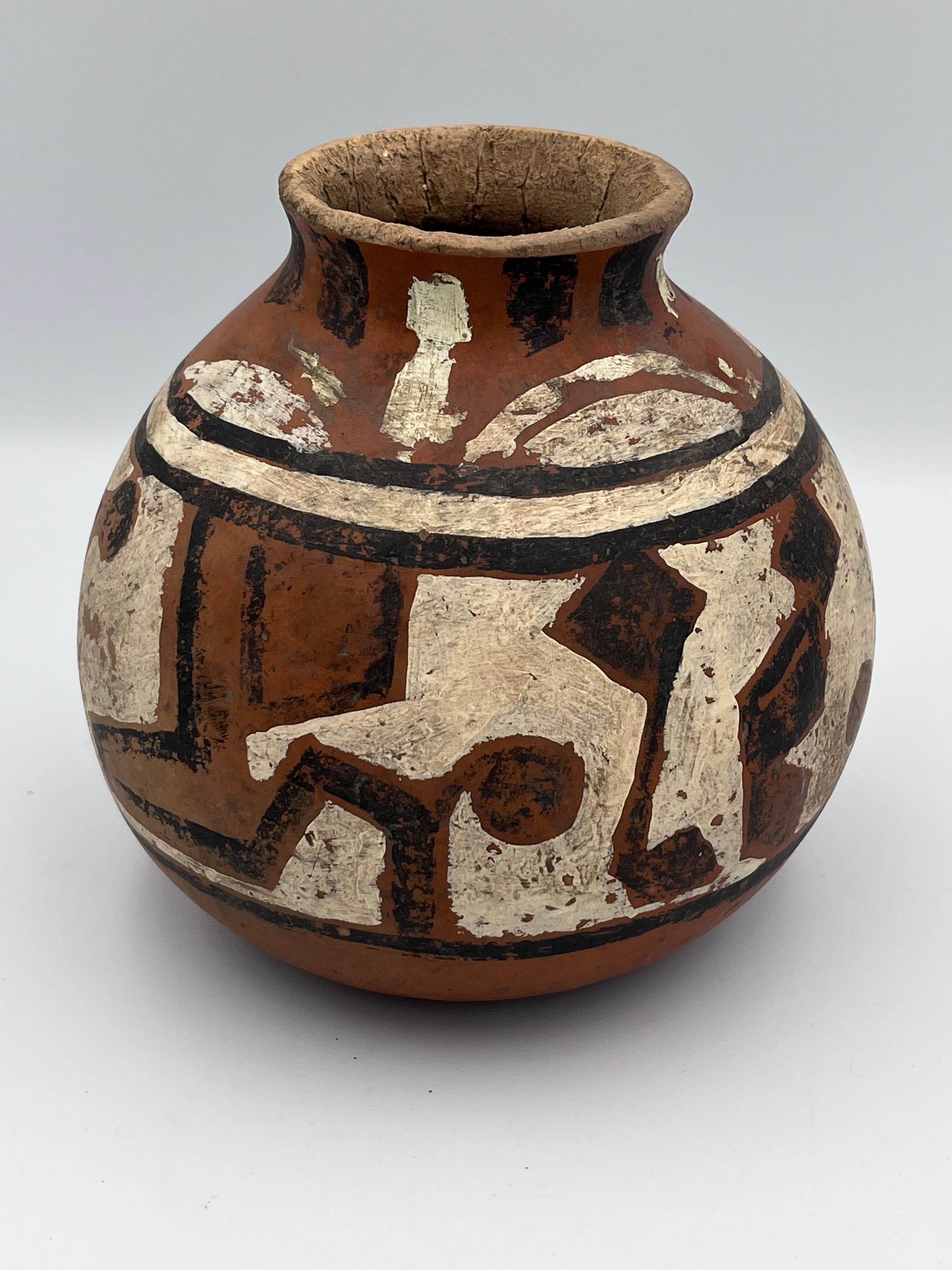 Vase / pot en calebasse peint à la main par les Amérindiens avec motif abstrait

Ce magnifique vase en calebasse peint à la main est à la fois sculptural et organique, un exemple frappant de l'art amérindien utilisant des matériaux naturels. Bien