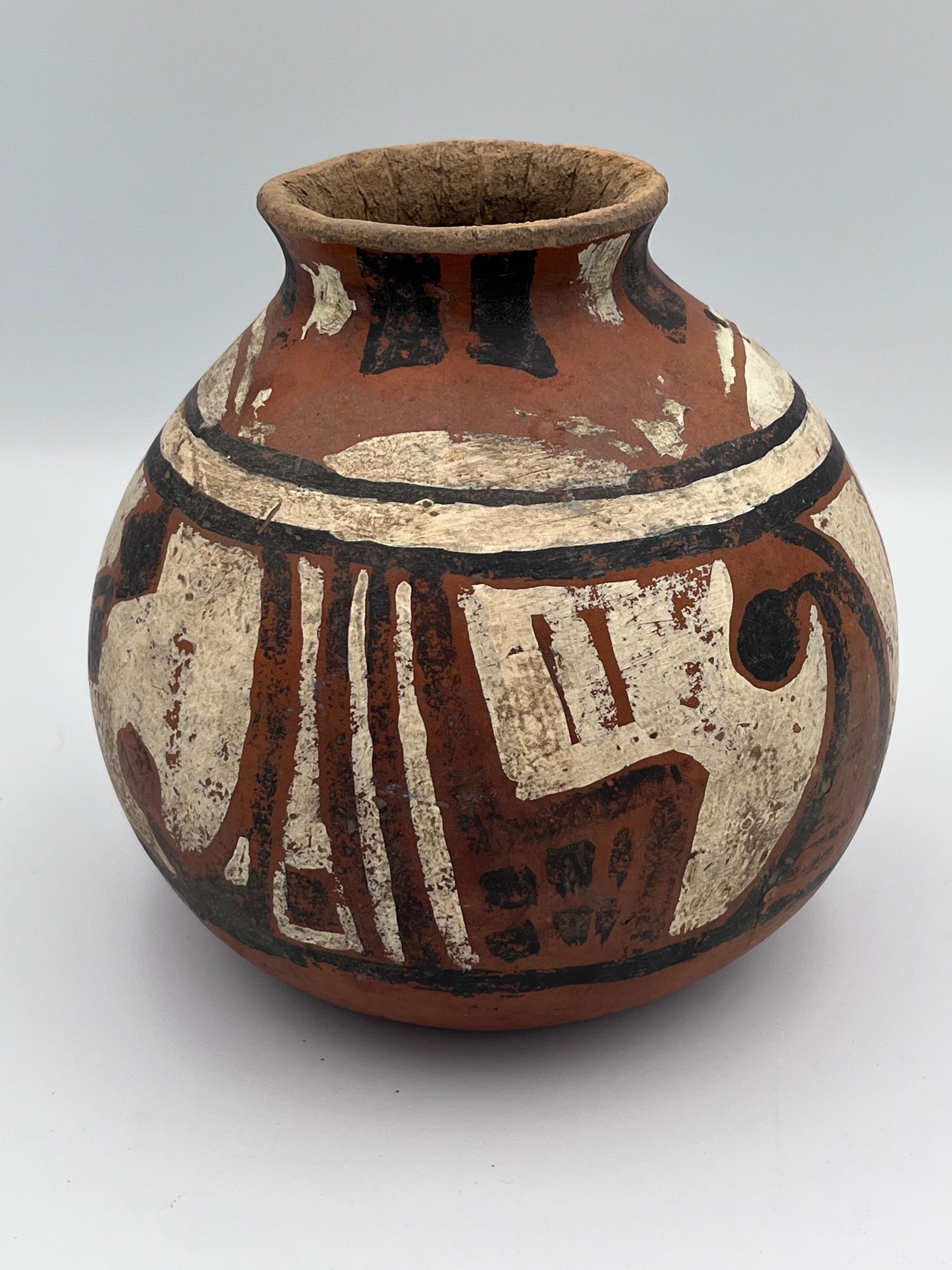 Peint à la main Vase / pot en calebasse peint à la main par les Amérindiens avec motif abstrait en vente