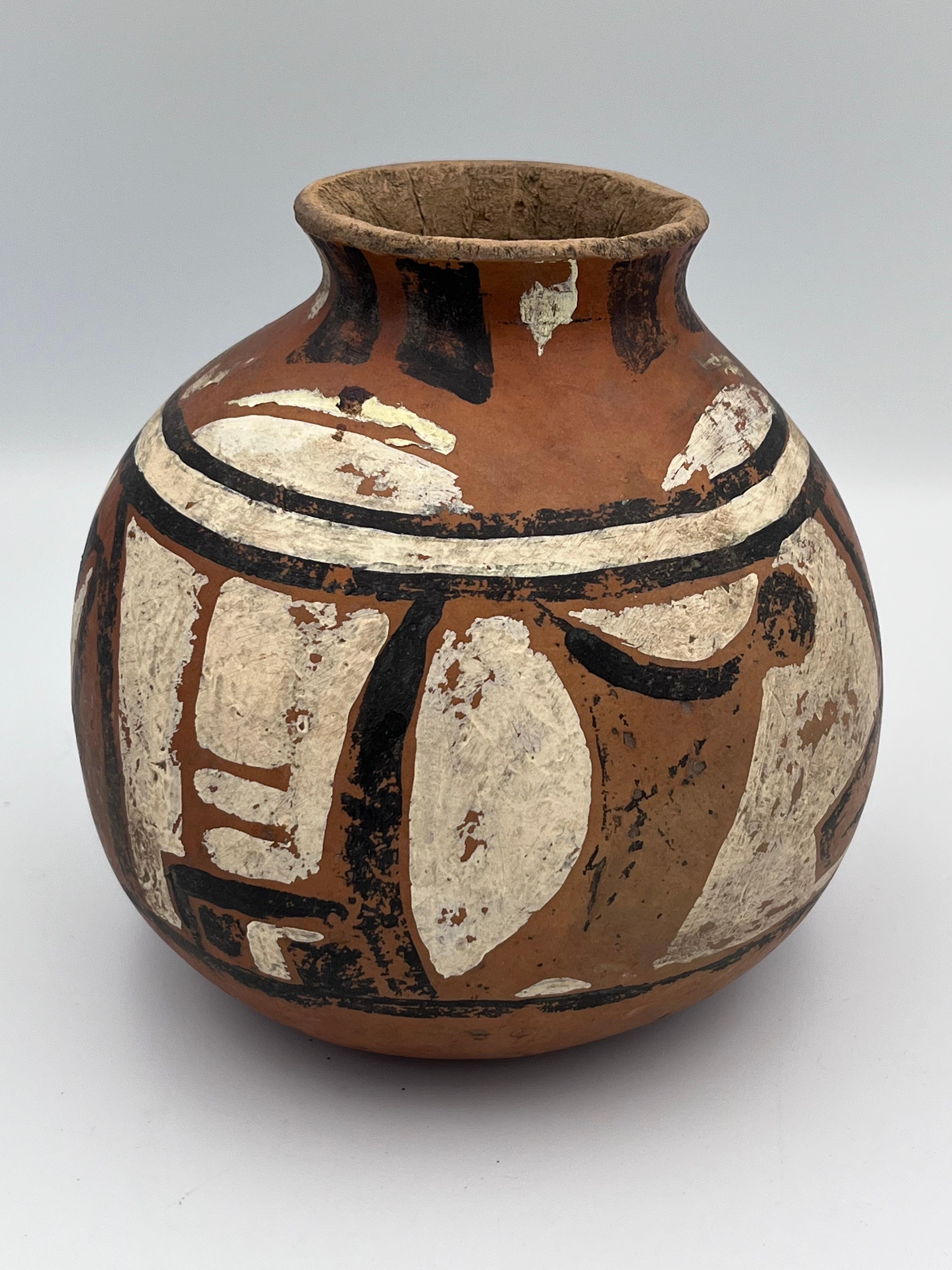 20ième siècle Vase / pot en calebasse peint à la main par les Amérindiens avec motif abstrait en vente