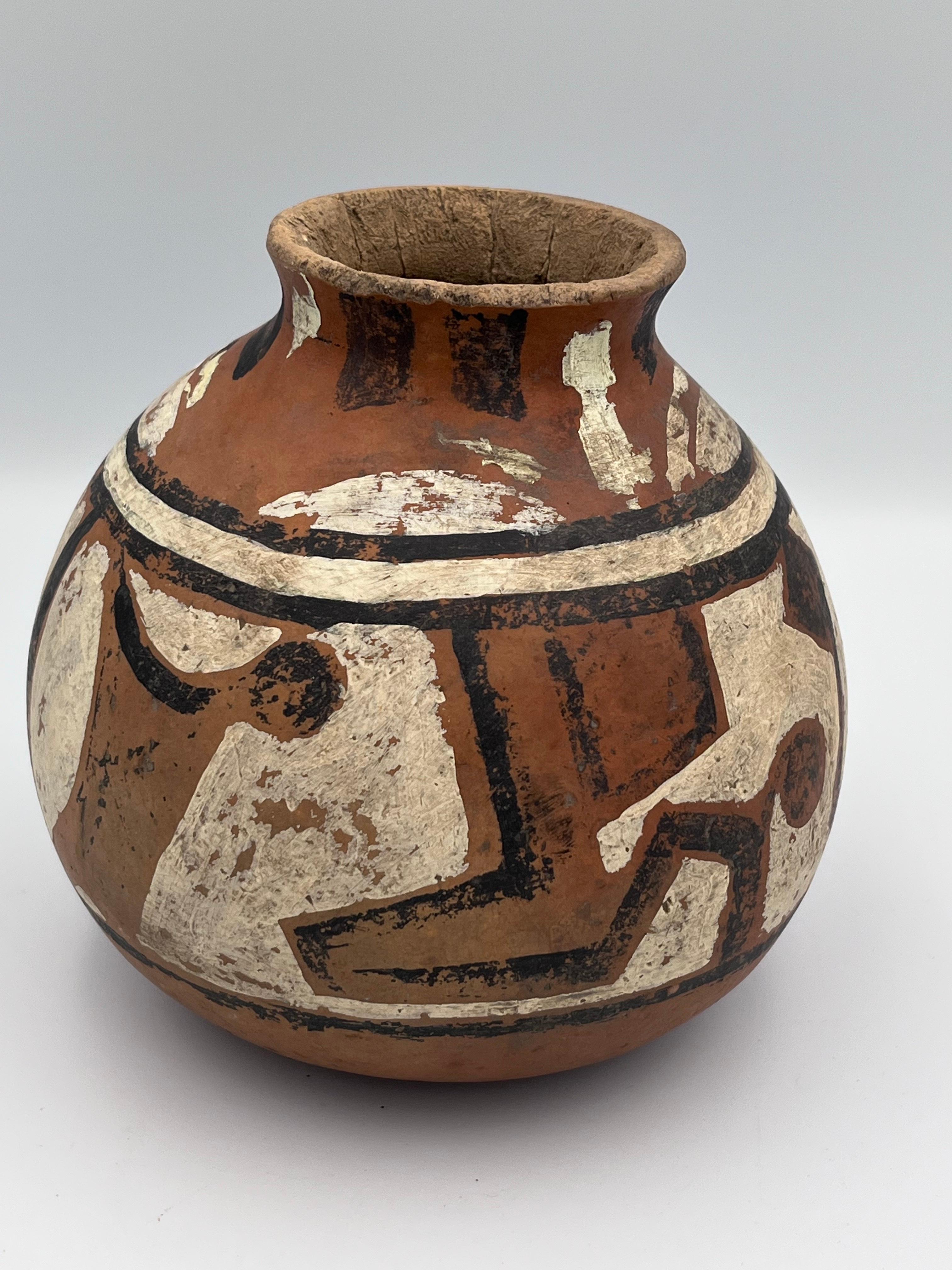 Fibre naturelle Vase / pot en calebasse peint à la main par les Amérindiens avec motif abstrait en vente