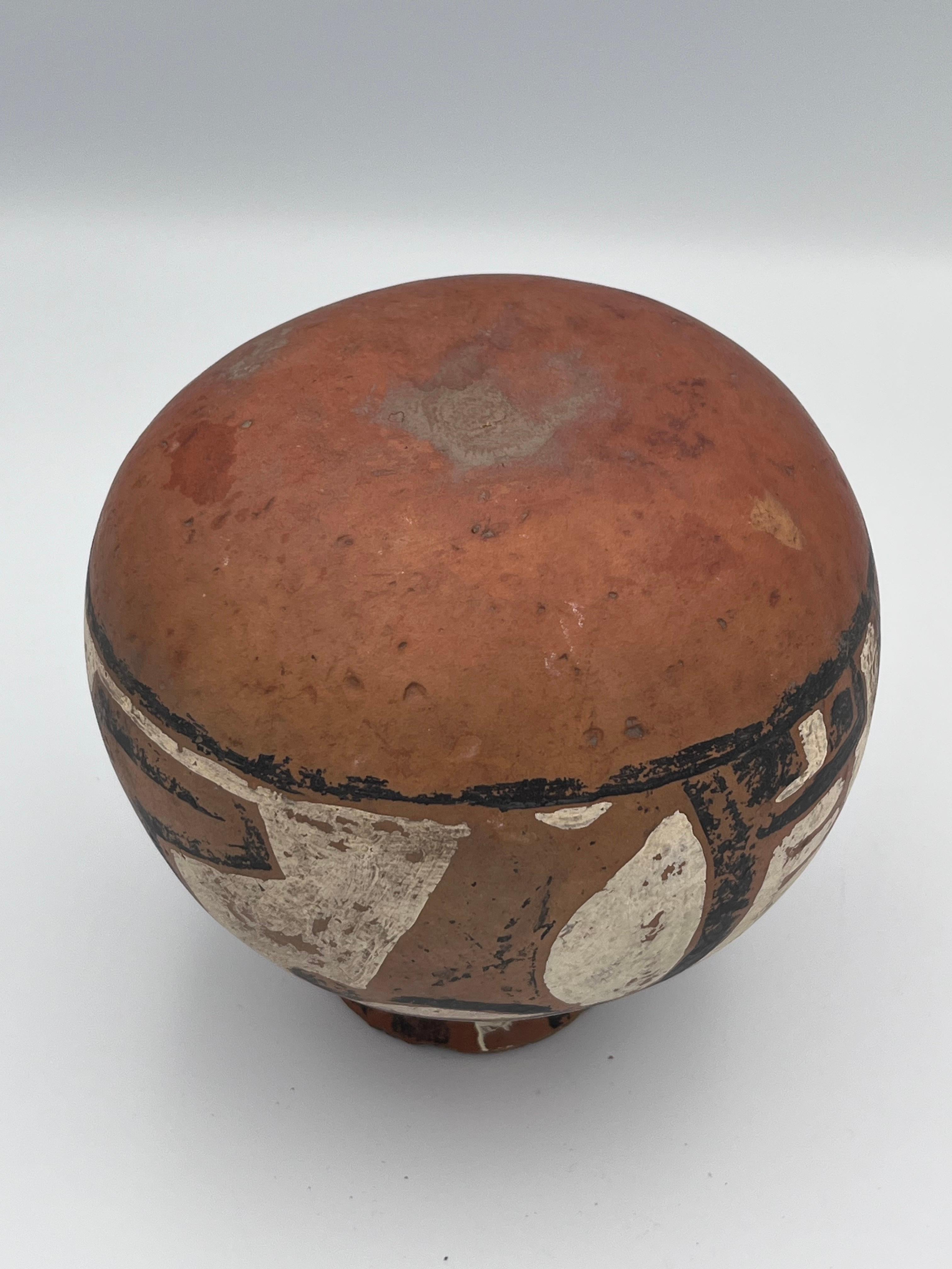 Vase / pot en calebasse peint à la main par les Amérindiens avec motif abstrait en vente 1