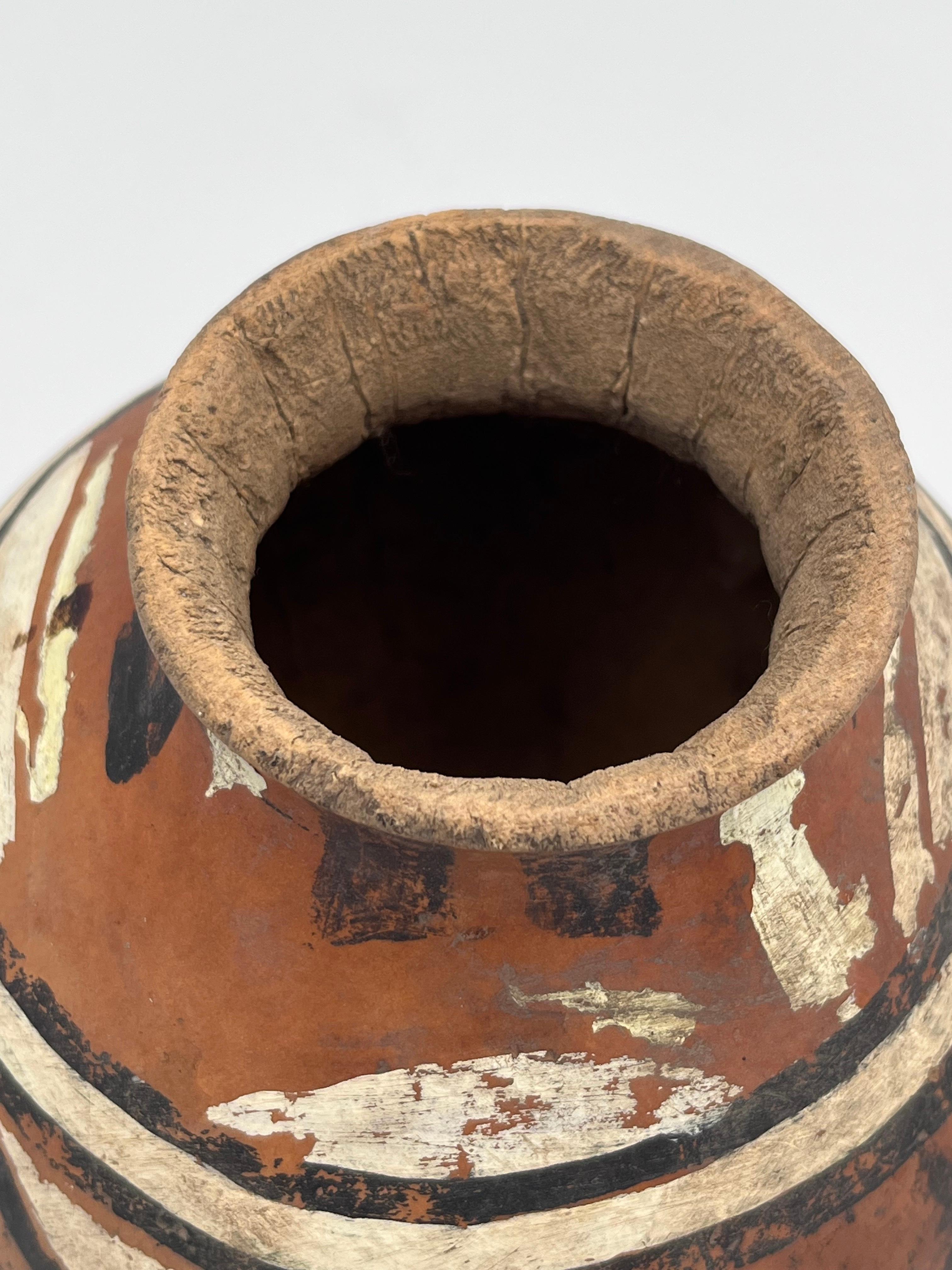 Vase / pot en calebasse peint à la main par les Amérindiens avec motif abstrait en vente 2