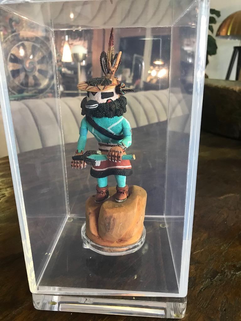 Legno Bambola Hopi Kachina Katsina firmata dai nativi americani del sud-ovest con custodia da esposizione in vendita