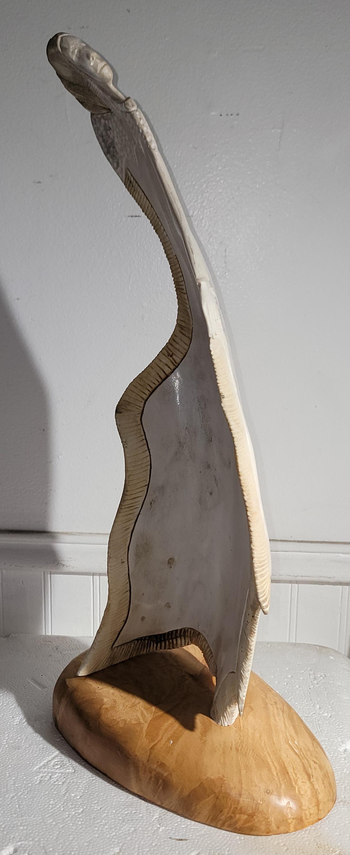 Cette sculpture d'un Indien  est sculpté par Clyde Drew Mi kmac Native American Newfoundland ,Canada. Sculpture en bois d'élan réalisée par Clye Drew vers 1953.
Il est monté sur un socle en bois sculpté à la main.