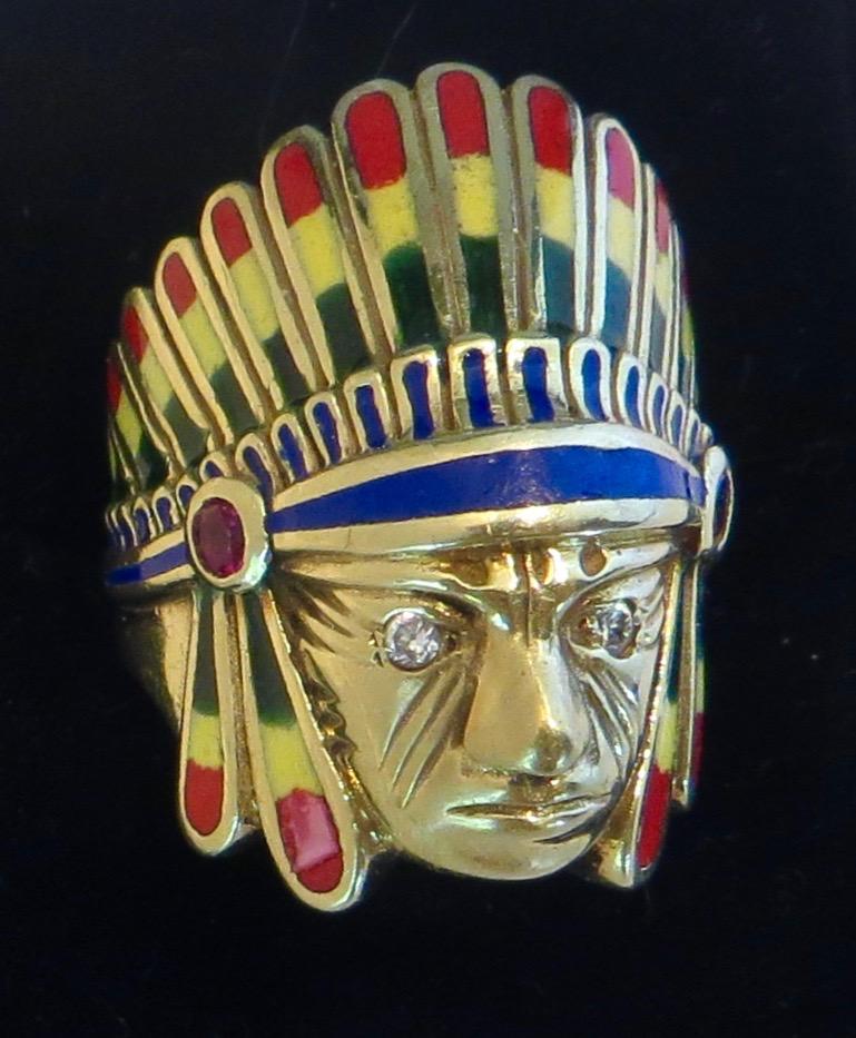 Native American Indian Chief Themed Gold Ring mit Polychromed Features. C. 1955 (Indigene Kunst (Nord-/Südamerika)) im Angebot