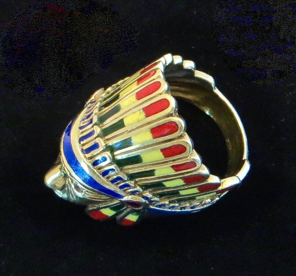 Native American Indian Chief Themed Gold Ring mit Polychromed Features. C. 1955 im Zustand „Gut“ im Angebot in Incline Village, NV