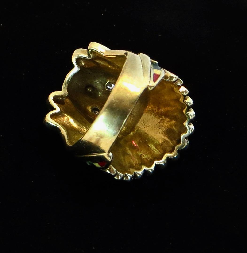 Native American Indian Chief Themed Gold Ring mit Polychromed Features. C. 1955 (20. Jahrhundert) im Angebot