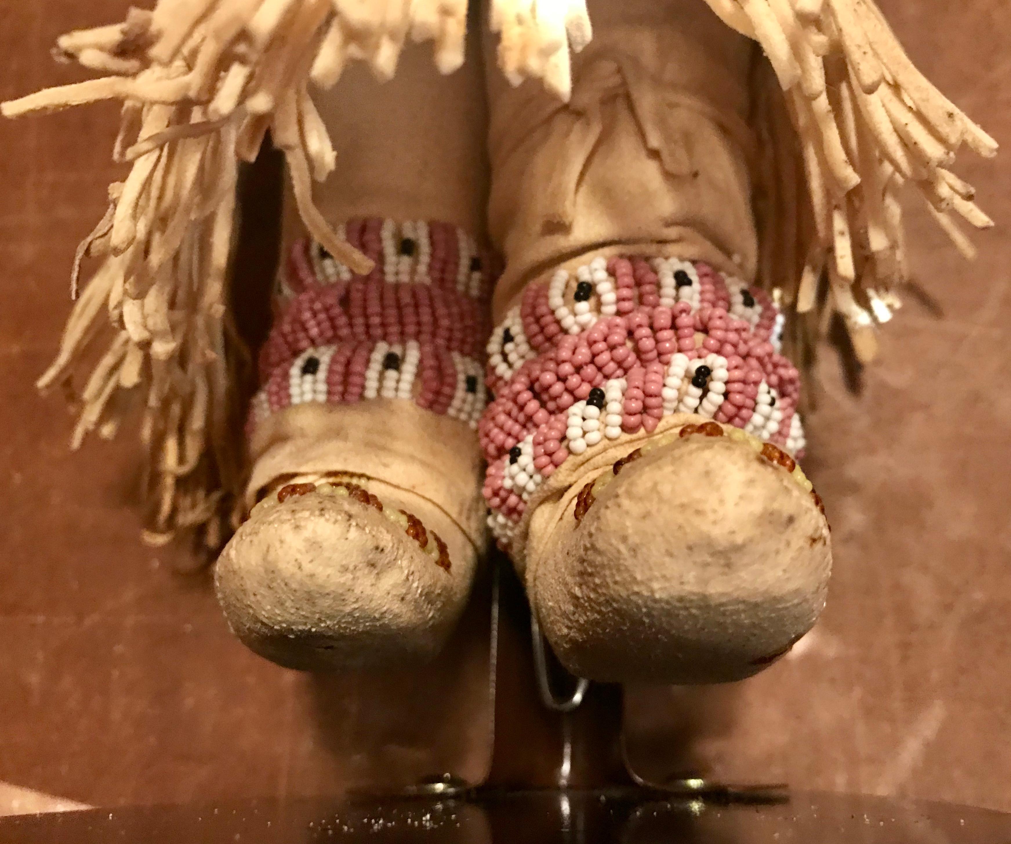 Fin du 20e siècle Robe de mariée traditionnelle Sioux Cherokee des Indes amérindiennes avec poupée amérindienne en vente