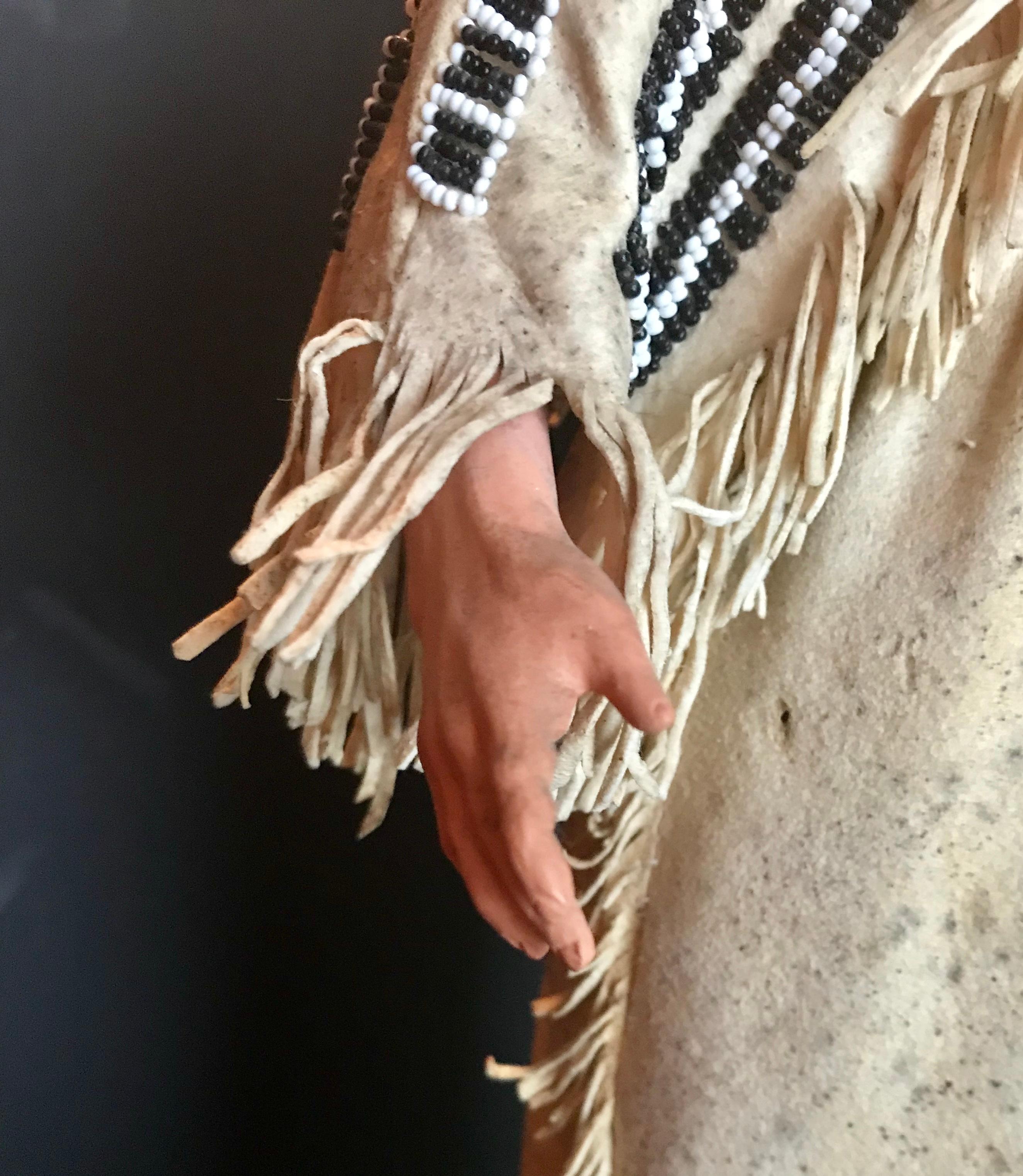 Robe de mariée traditionnelle Sioux Cherokee des Indes amérindiennes avec poupée amérindienne en vente 1