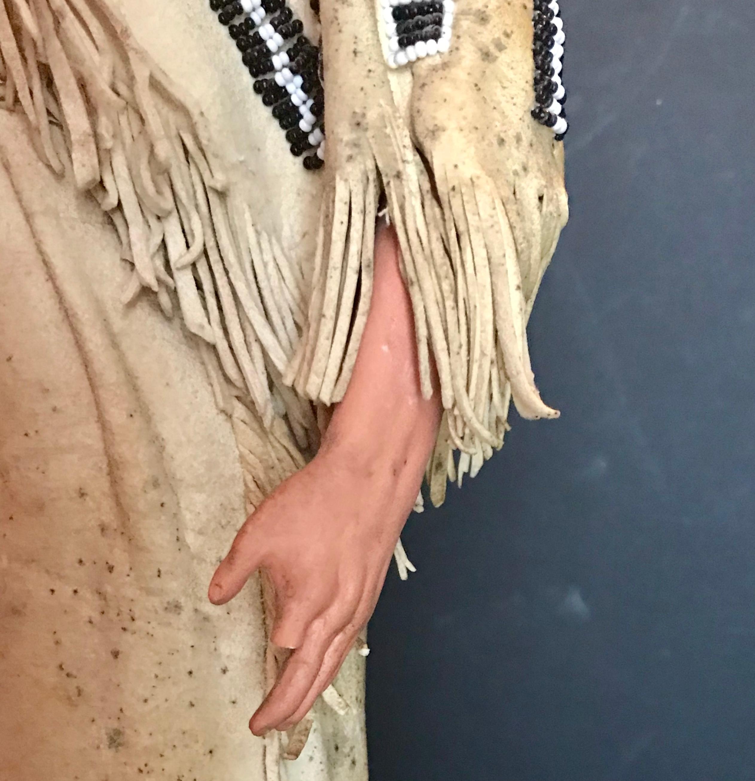 Robe de mariée traditionnelle Sioux Cherokee des Indes amérindiennes avec poupée amérindienne en vente 3