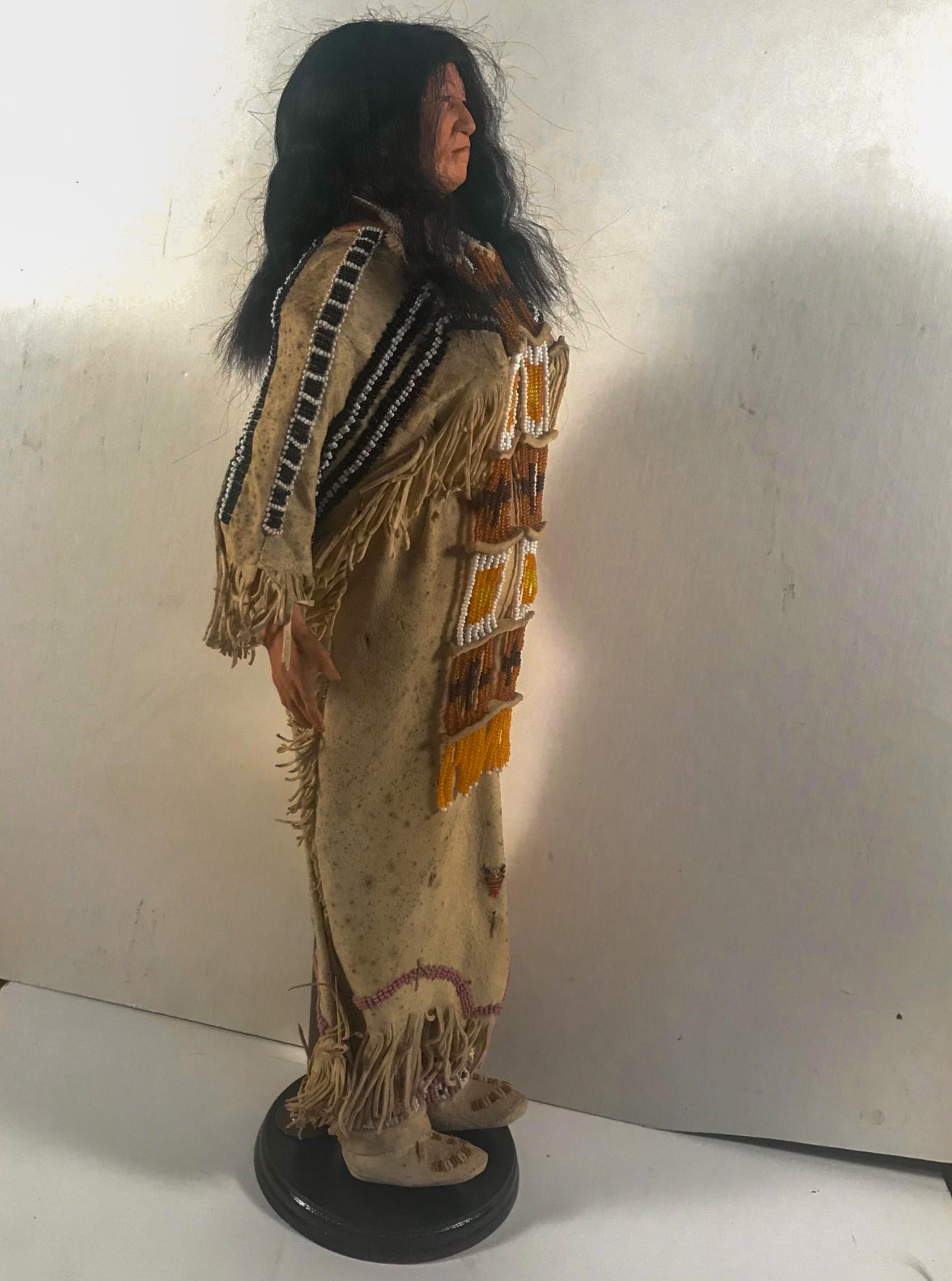 Amérindien Robe de mariée traditionnelle Sioux Cherokee des Indes amérindiennes avec poupée amérindienne en vente