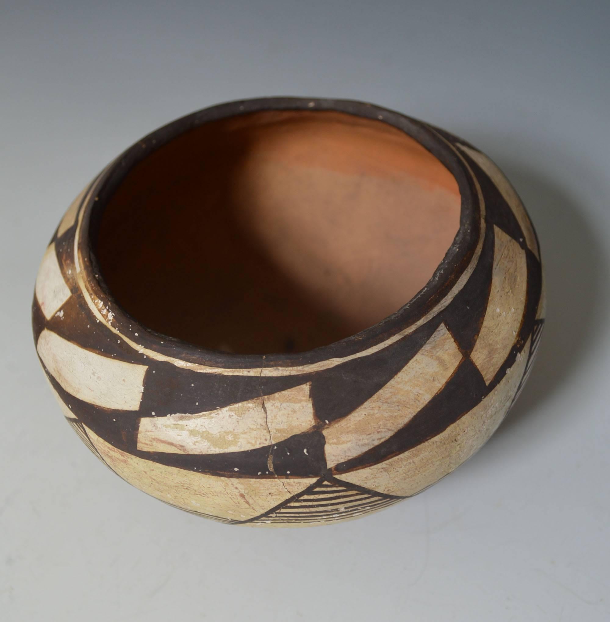 Native American Indian fine vintage Acoma pottery bowl
Cream and white with geometric design
Period 1960 or earlier
Size: width 6 inches, height 4 1/2 inches,
Condition: one small stable hair line going few inches down from rim


Size 10.5 x
