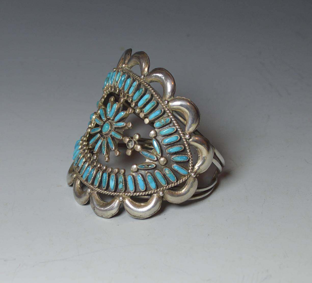 Native American Indian Fine vintage Zuni cuff

A beautiful vintage silver and turquoise cuff bracelet

Period: 1960, stamped W. Begay

Condition:  one dot inlay lost otherwise fine

 


 