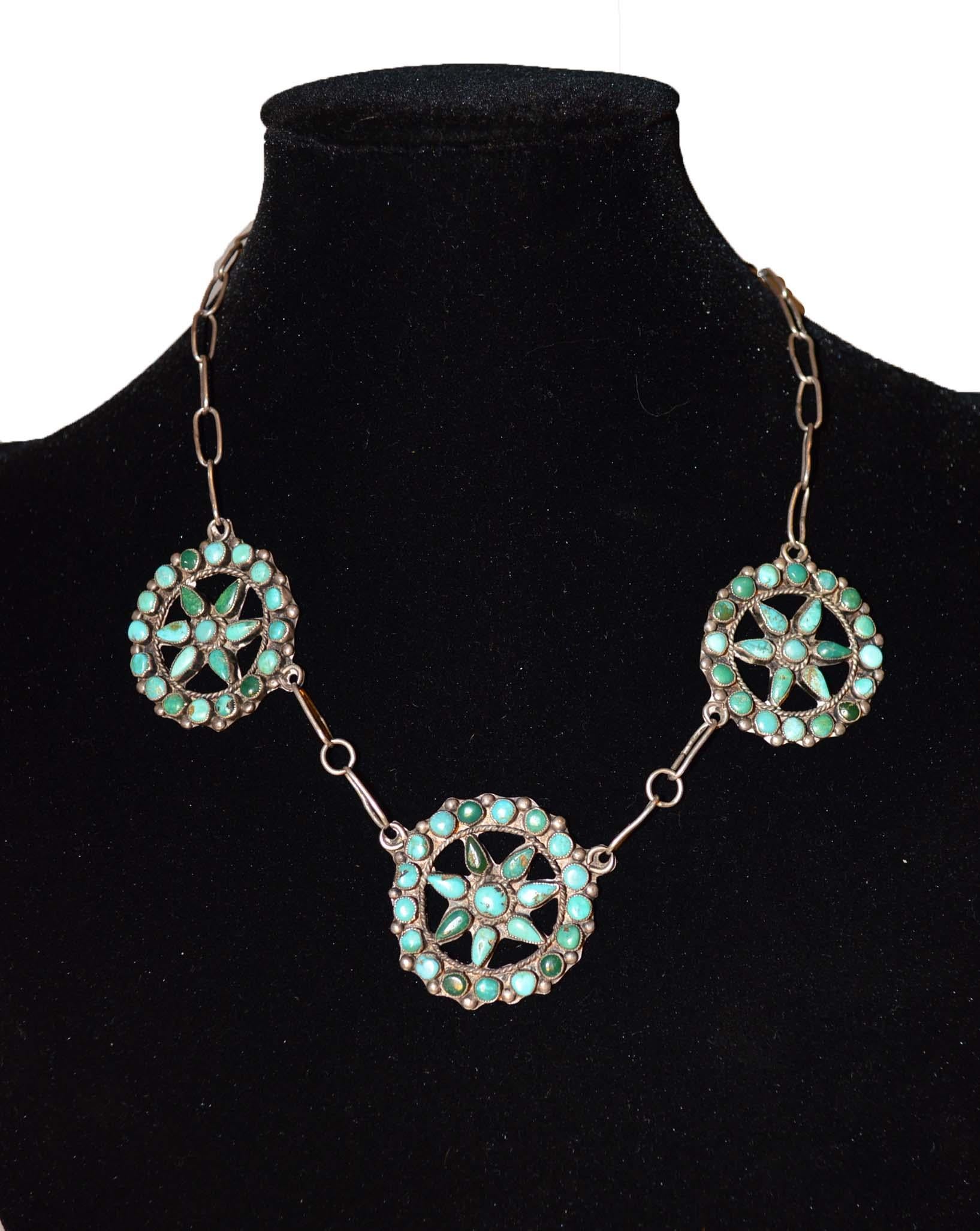 Native American Indian fine vintage Navajo necklace.

A beautiful vintage silver and turquoise necklace with 3 circular floral design roundels.

Floral roundels width 3.2 cm, 1 1/12 inches.

Period: 1930.

Condition: Fine.



 
