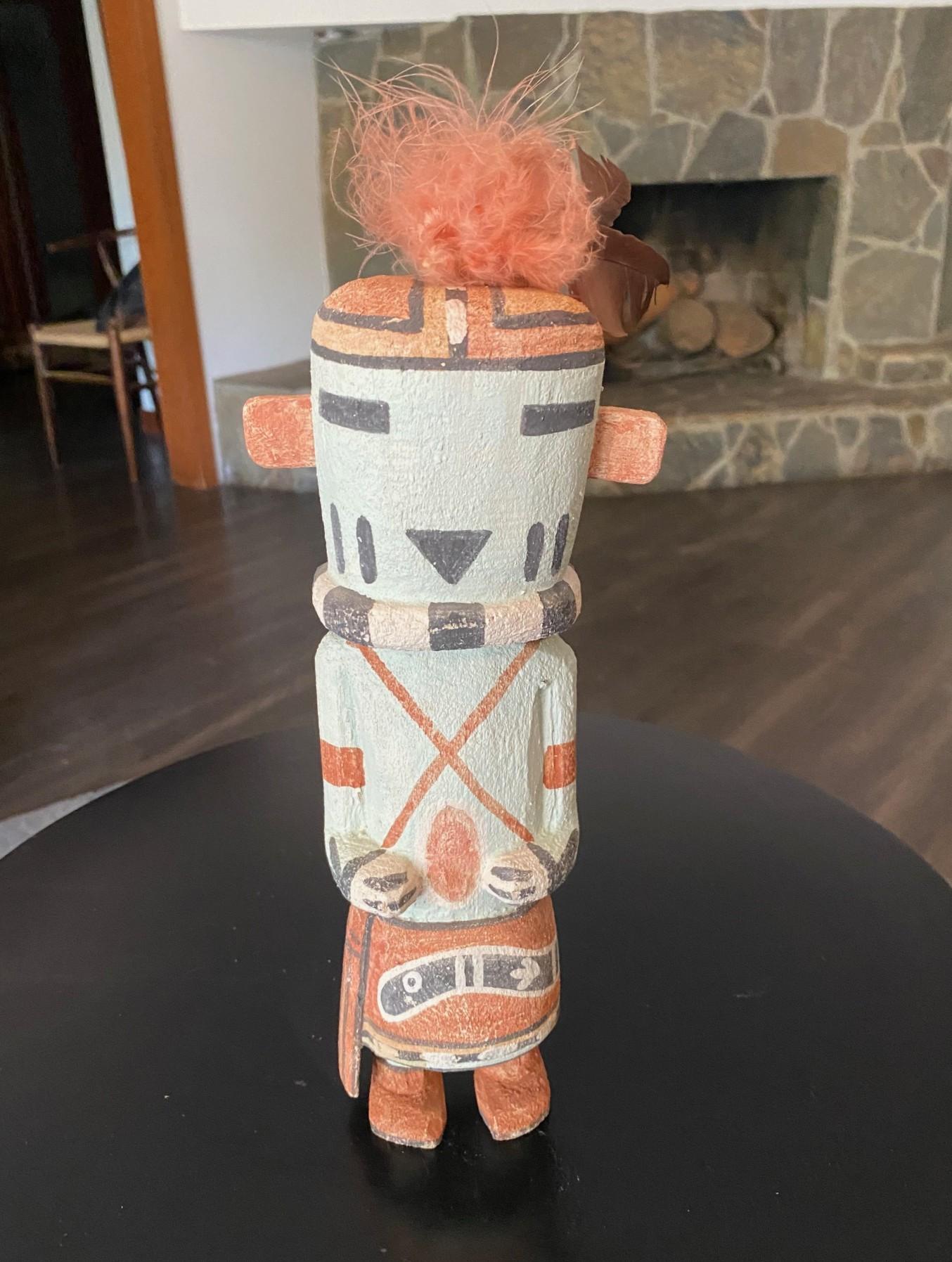 Maravillosa muñeca Hopi Kachina Katsina, pintada y decorada a mano.  Está tallada a mano en madera clara (probablemente de álamo).  Se cree que las figuras kachina actúan como mensajeros entre los humanos y el mundo de los espíritus.

De una