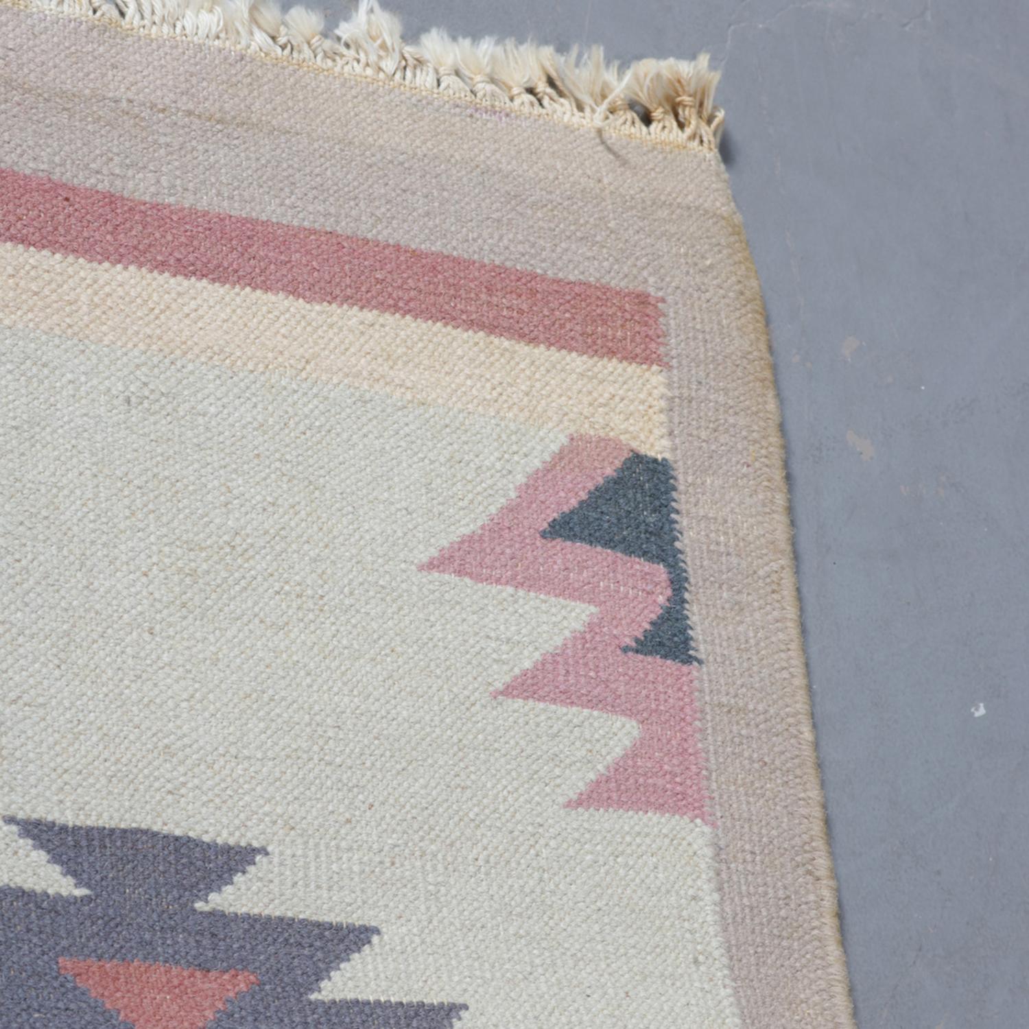 Native American Indian Navajo Style Area Rug in Pastels, 20th Century In Good Condition In Big Flats, NY