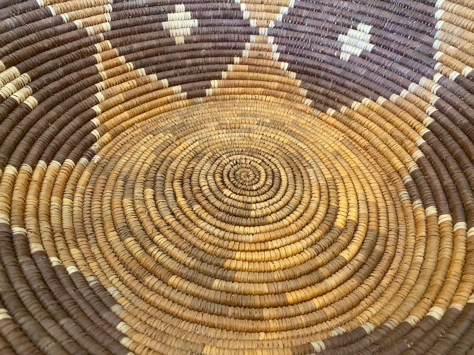 Native American Indian Southwest Navajo Large Handwoven Coil Wedding Basket im Angebot 2