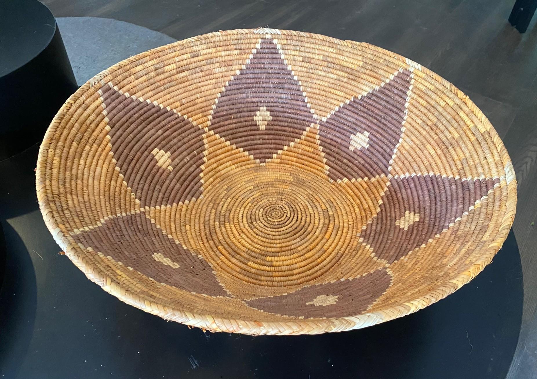 Native American Indian Southwest Navajo Large Handwoven Coil Wedding Basket im Angebot 3