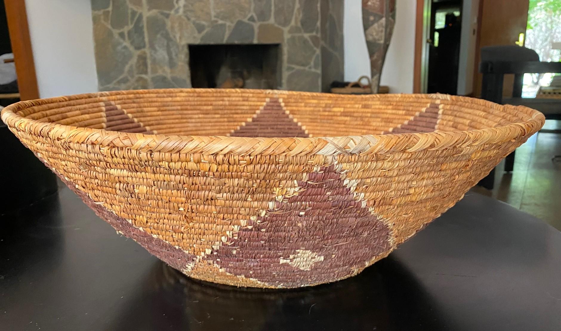 Native American Indian Southwest Navajo Large Handwoven Coil Wedding Basket im Angebot 4