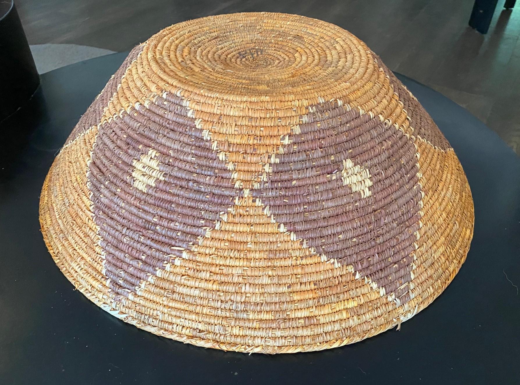 Native American Indian Southwest Navajo Large Handwoven Coil Wedding Basket im Angebot 6