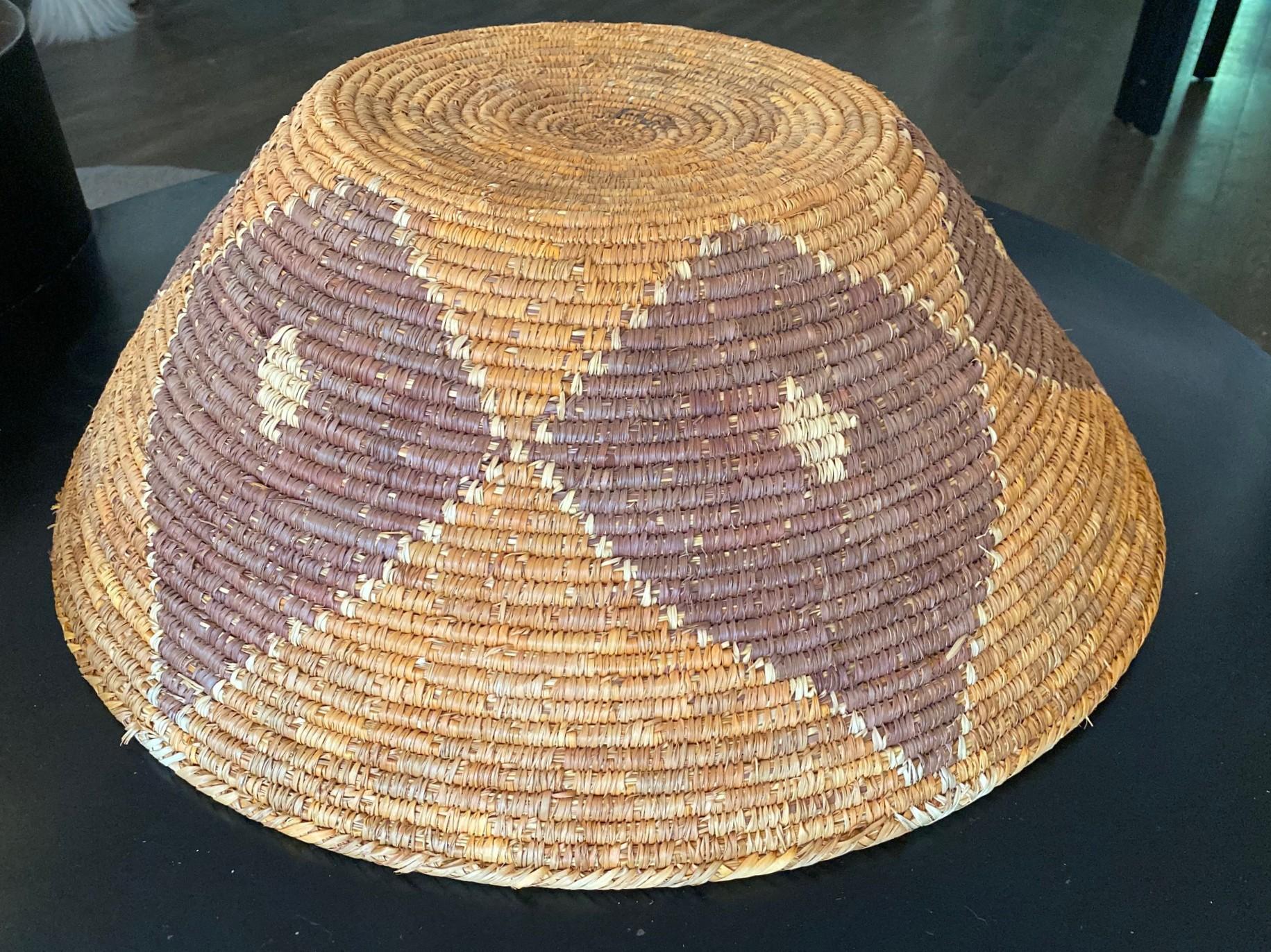 Native American Indian Southwest Navajo Large Handwoven Coil Wedding Basket im Angebot 7
