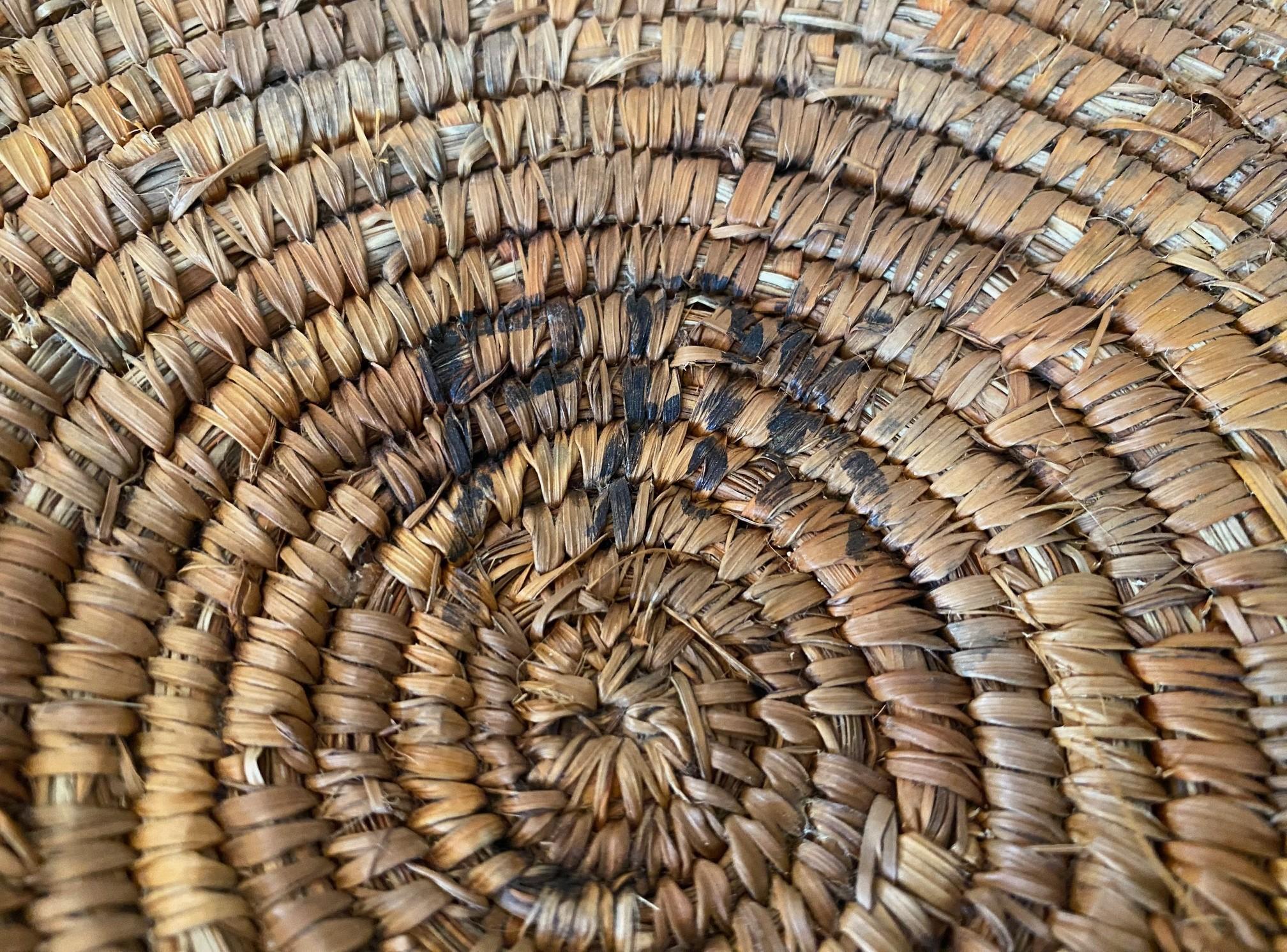 Native American Indian Southwest Navajo Large Handwoven Coil Wedding Basket im Angebot 9