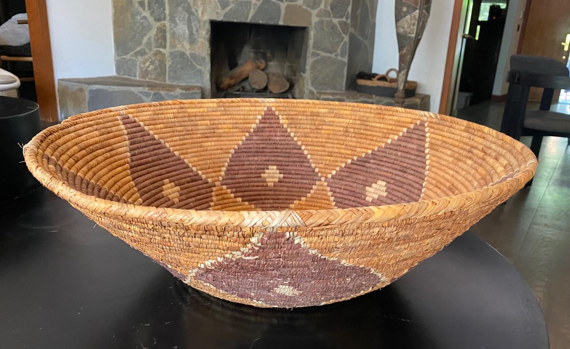 Native American Indian Southwest Navajo Large Handwoven Coil Wedding Basket (Indigene Kunst (Nord-/Südamerika)) im Angebot