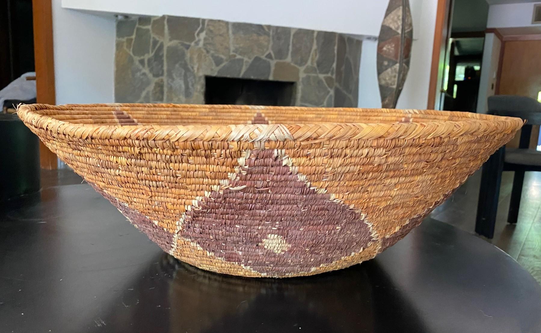 Native American Indian Southwest Navajo Large Handwoven Coil Wedding Basket (amerikanisch) im Angebot