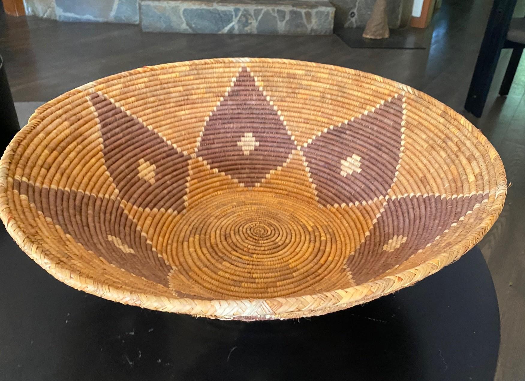 Native American Indian Southwest Navajo Large Handwoven Coil Wedding Basket (Gewebt) im Angebot