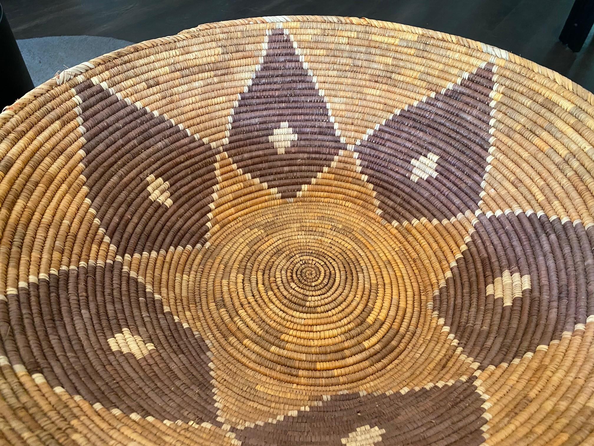 Native American Indian Southwest Navajo Large Handwoven Coil Wedding Basket im Zustand „Gut“ im Angebot in Studio City, CA