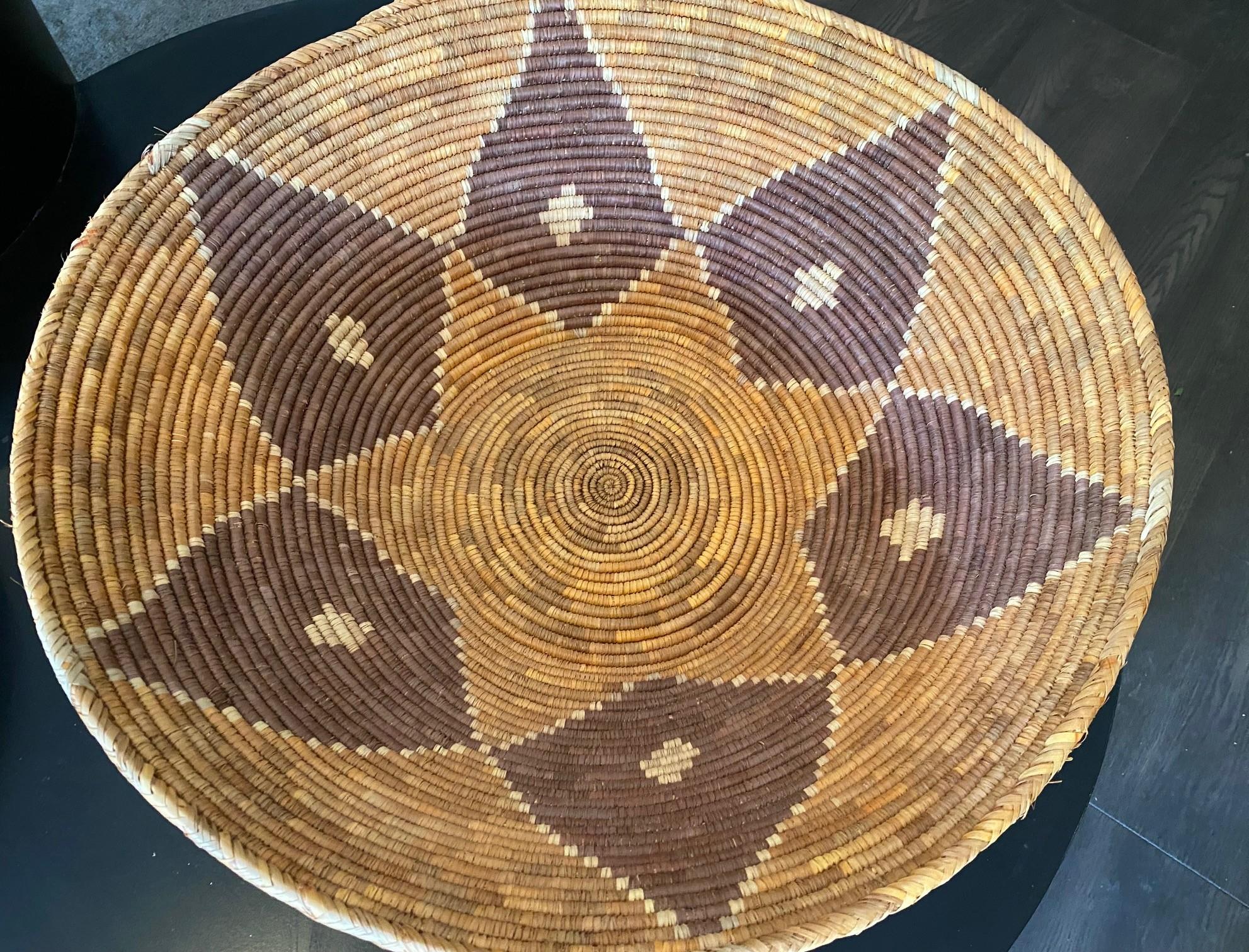 Native American Indian Southwest Navajo Large Handwoven Coil Wedding Basket (20. Jahrhundert) im Angebot