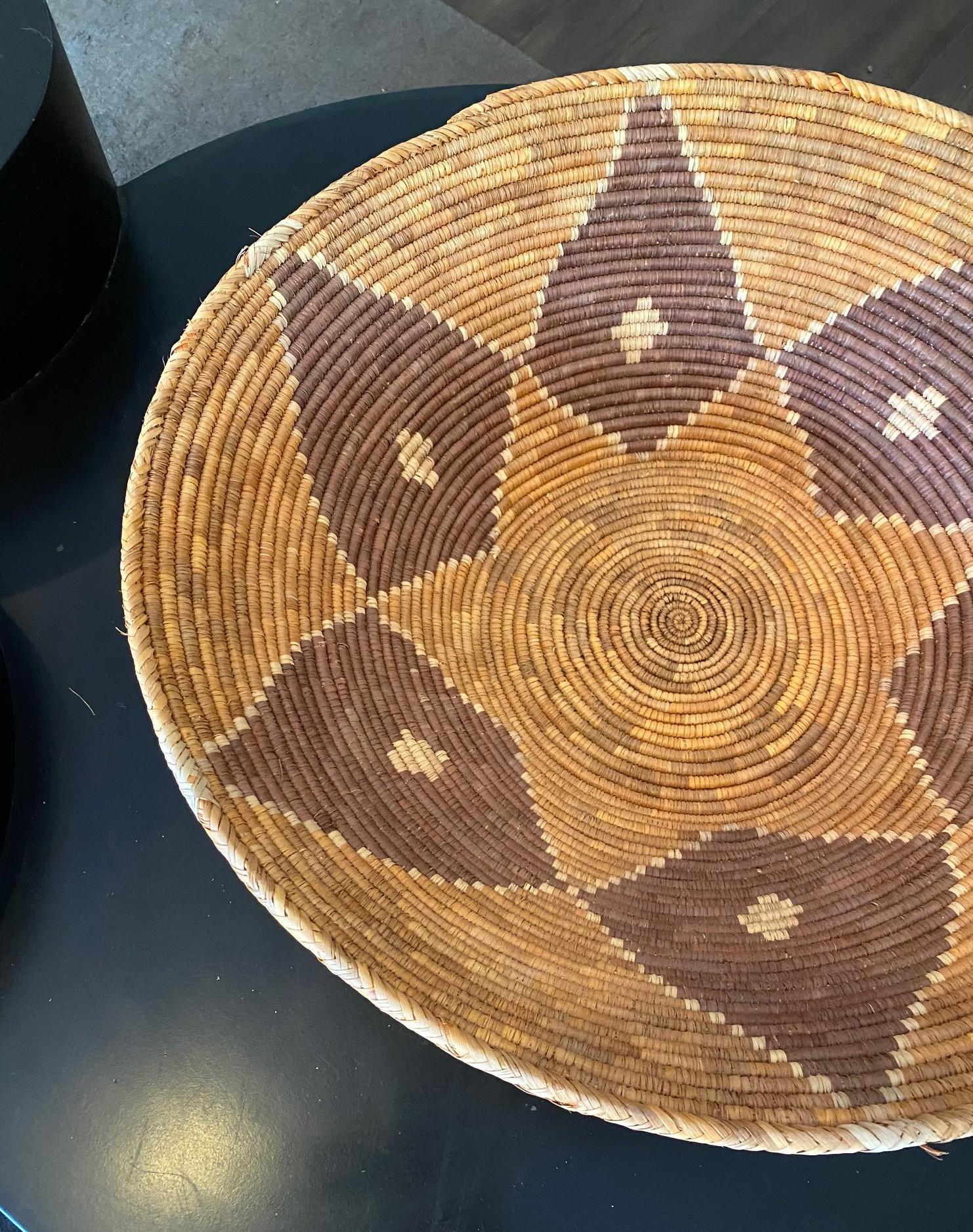 Native American Indian Southwest Navajo Large Handwoven Coil Wedding Basket (Naturfaser) im Angebot