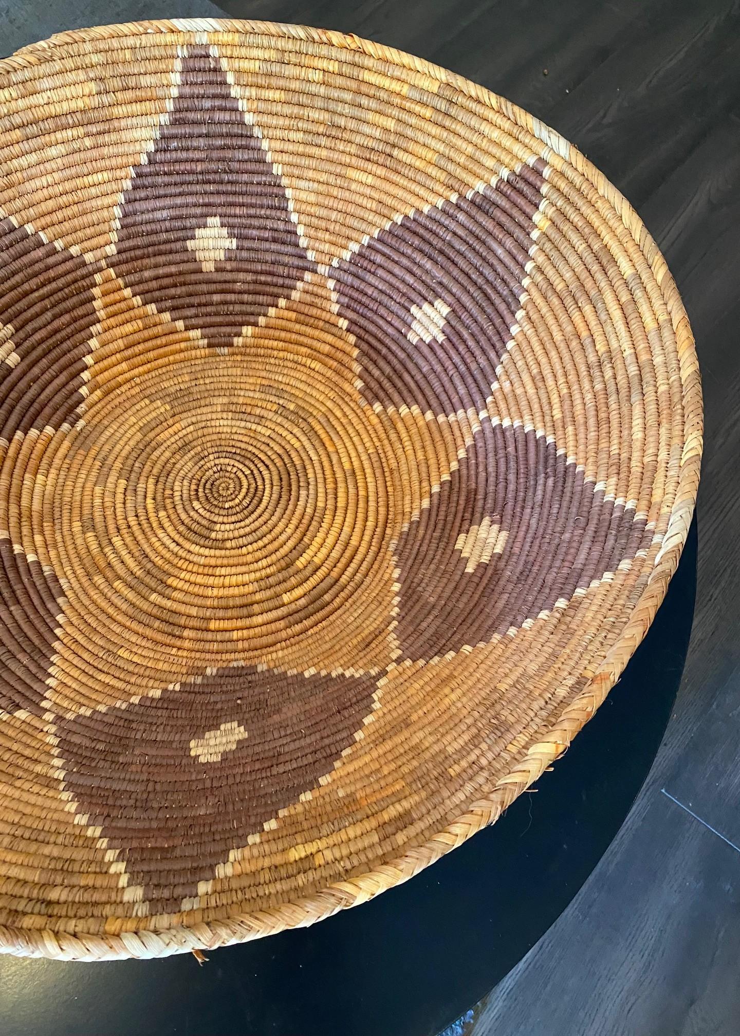 Native American Indian Southwest Navajo Large Handwoven Coil Wedding Basket im Angebot 1