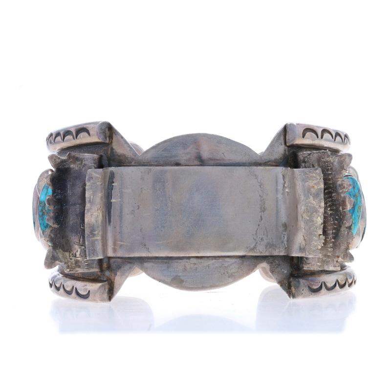 Nativi americani
Artigiano: Joe Corbet
Affiliazione tribale: Navajo

Contenuto del metallo: Argento Sterling

Informazioni su A. Stone

Turchese naturale
Trattamento: Miglioramenti di routine
Colore: blu verdastro

Stile: Bracciale per orologio
Tipo