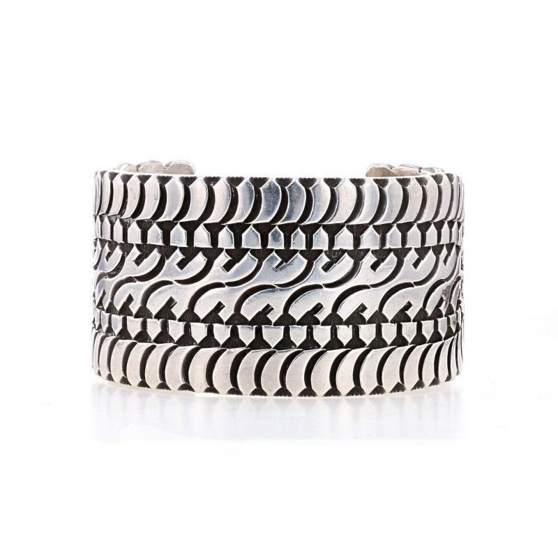 Nativi americani
Artigiano: KY
Affiliazione tribale: Navajo

Contenuto del metallo: Argento Sterling

Stile: Polsino
Tipo di chiusura: N/A (scivola sul polso)
Tema: Ali a raggio di sole
Caratteristiche: Design/One inciso

Misure
Circonferenza