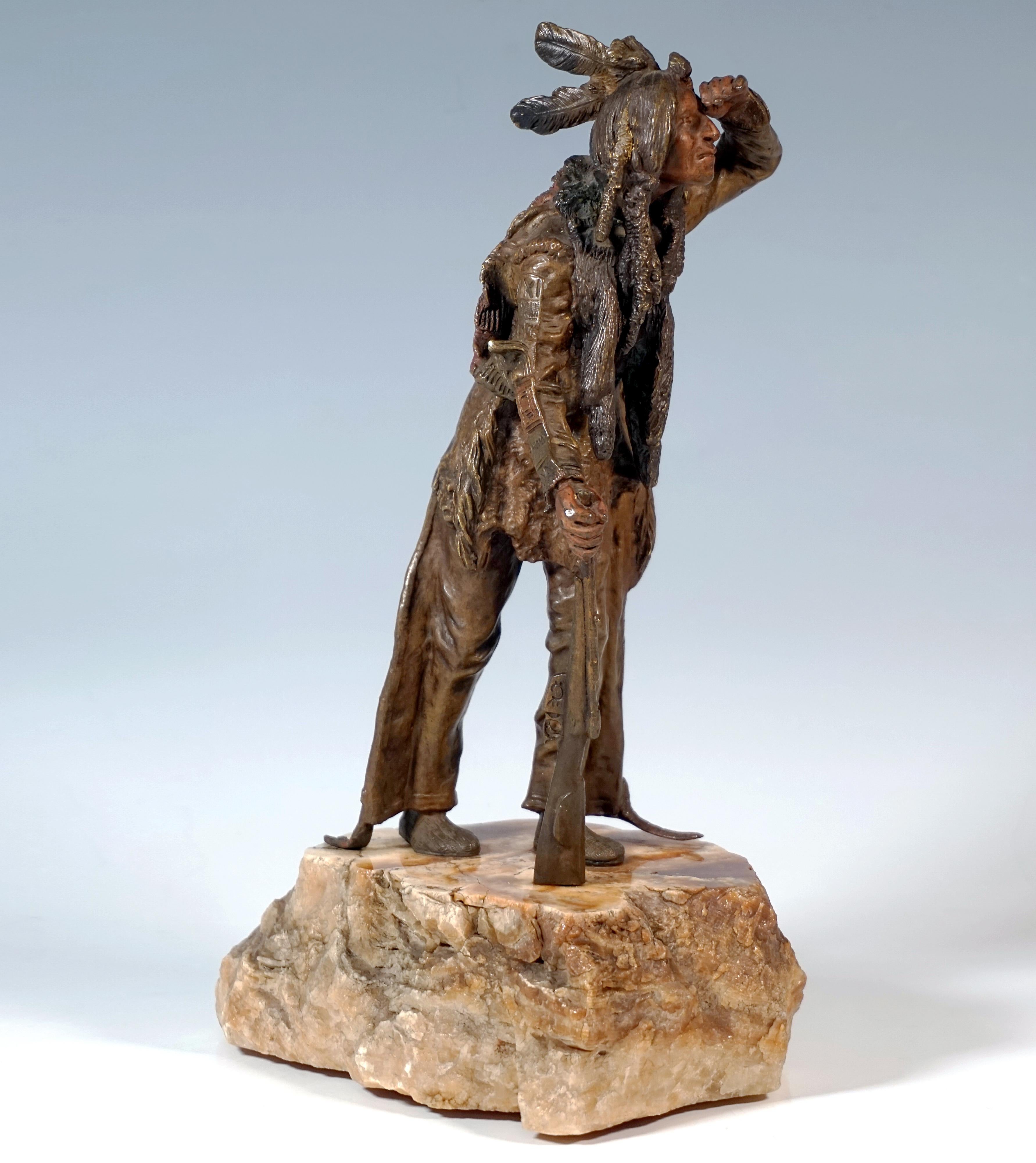 Ausgezeichnetes Stück Wiener Bronzekunst um 1920:
Amerikanischer Ureinwohner mit langem Haar und typischem Federkopfschmuck, bekleidet mit einer Fellweste über einer Lederjacke und einer weiten Lederhose mit Bändern. Er lehnt sich leicht nach vorne