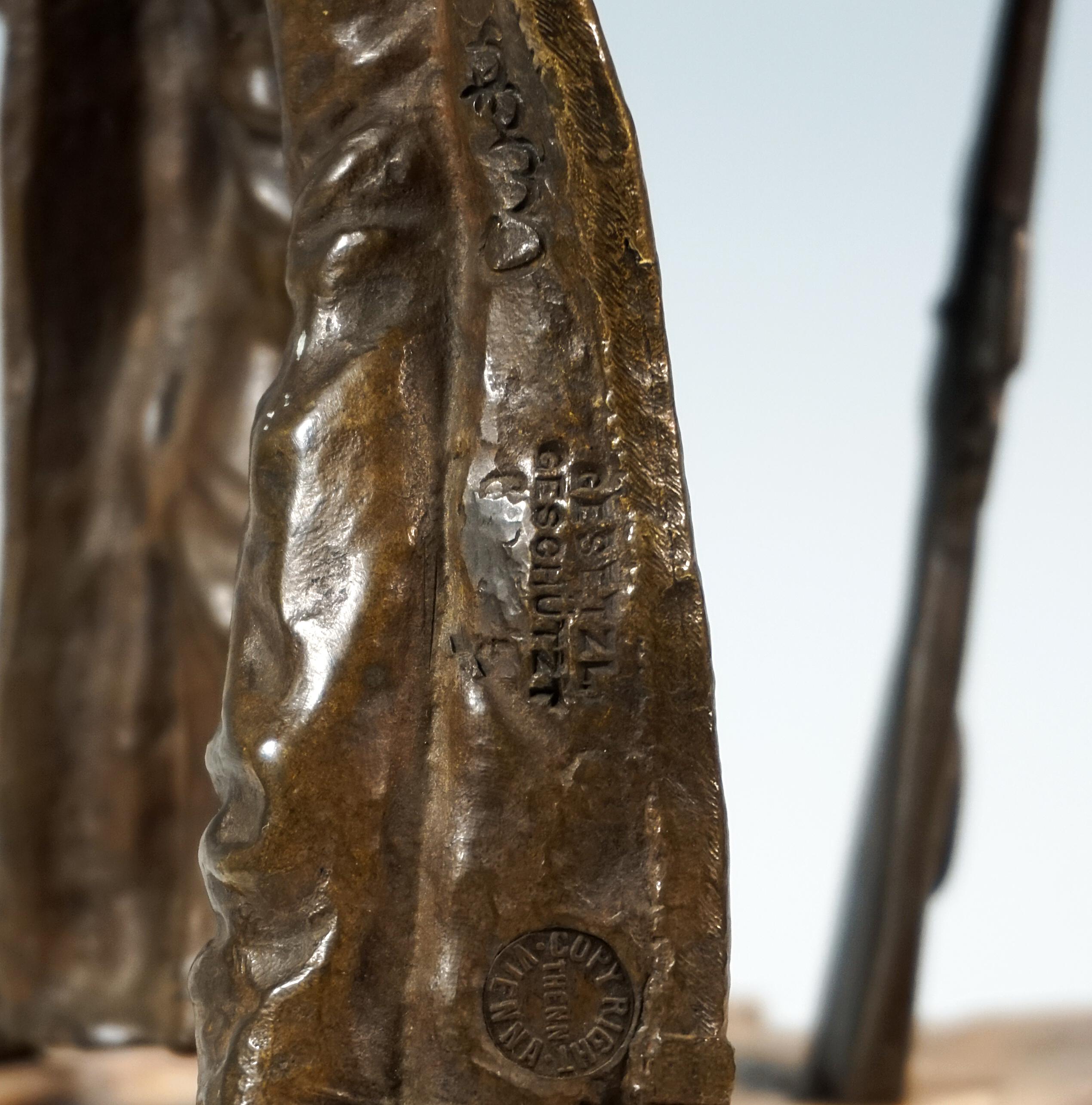 In die Ferne blickender Indianer, Wiener Bronze von Carl Kauba, CIRCA 1920 (Frühes 20. Jahrhundert) im Angebot