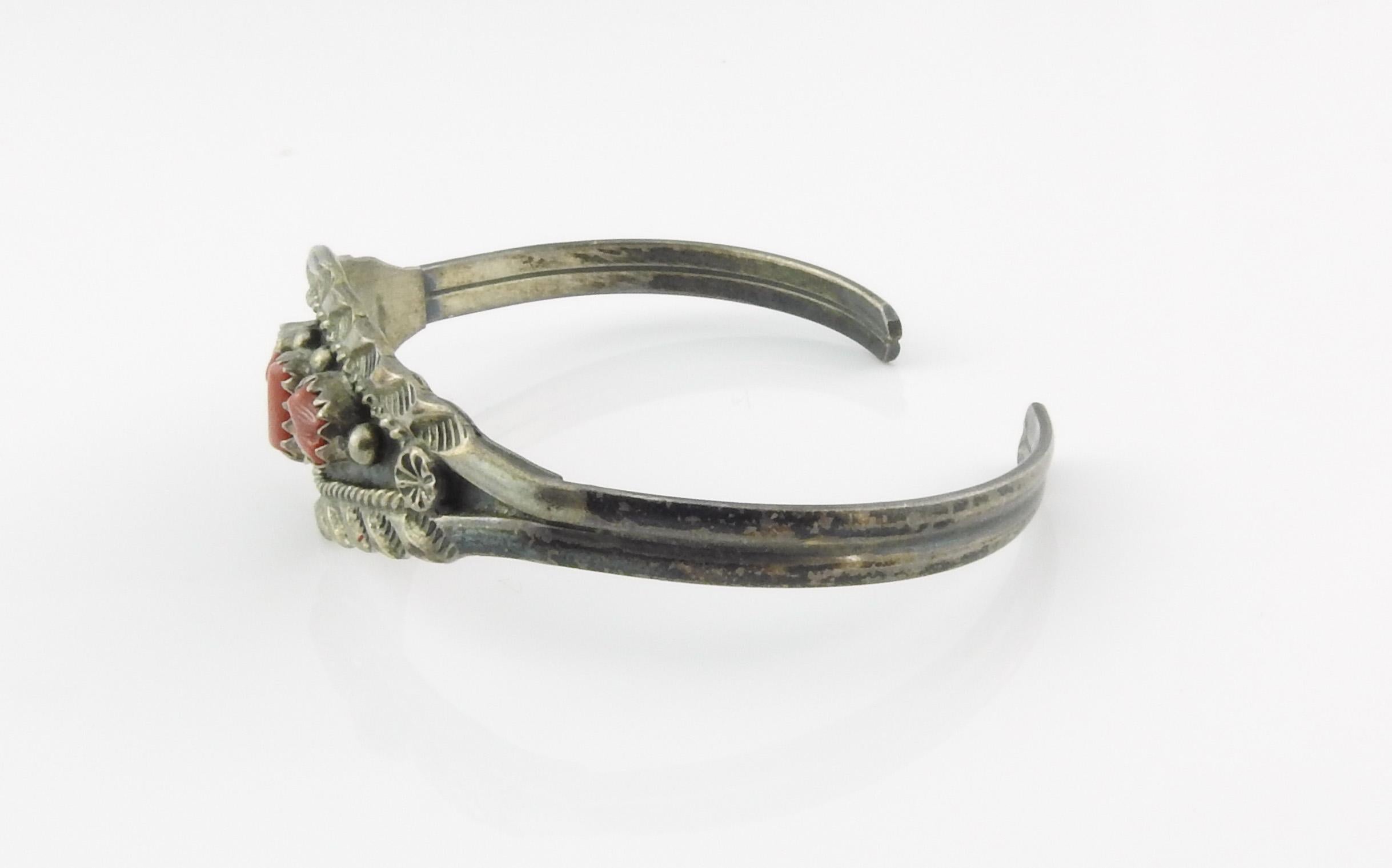 Amerikanische Marie B Sterling Silber Korallen Manschette

Gezeichnet: Sterling

Unterzeichnet: Marie B

Armband Abmessungen

Maße: 5 Zoll von Ende zu Ende

Breite des Bandes: 4,5 mm-18 mm

Öffnung: 19 mm

Steine: 4 mm x 4 mm, sitzen 4 mm