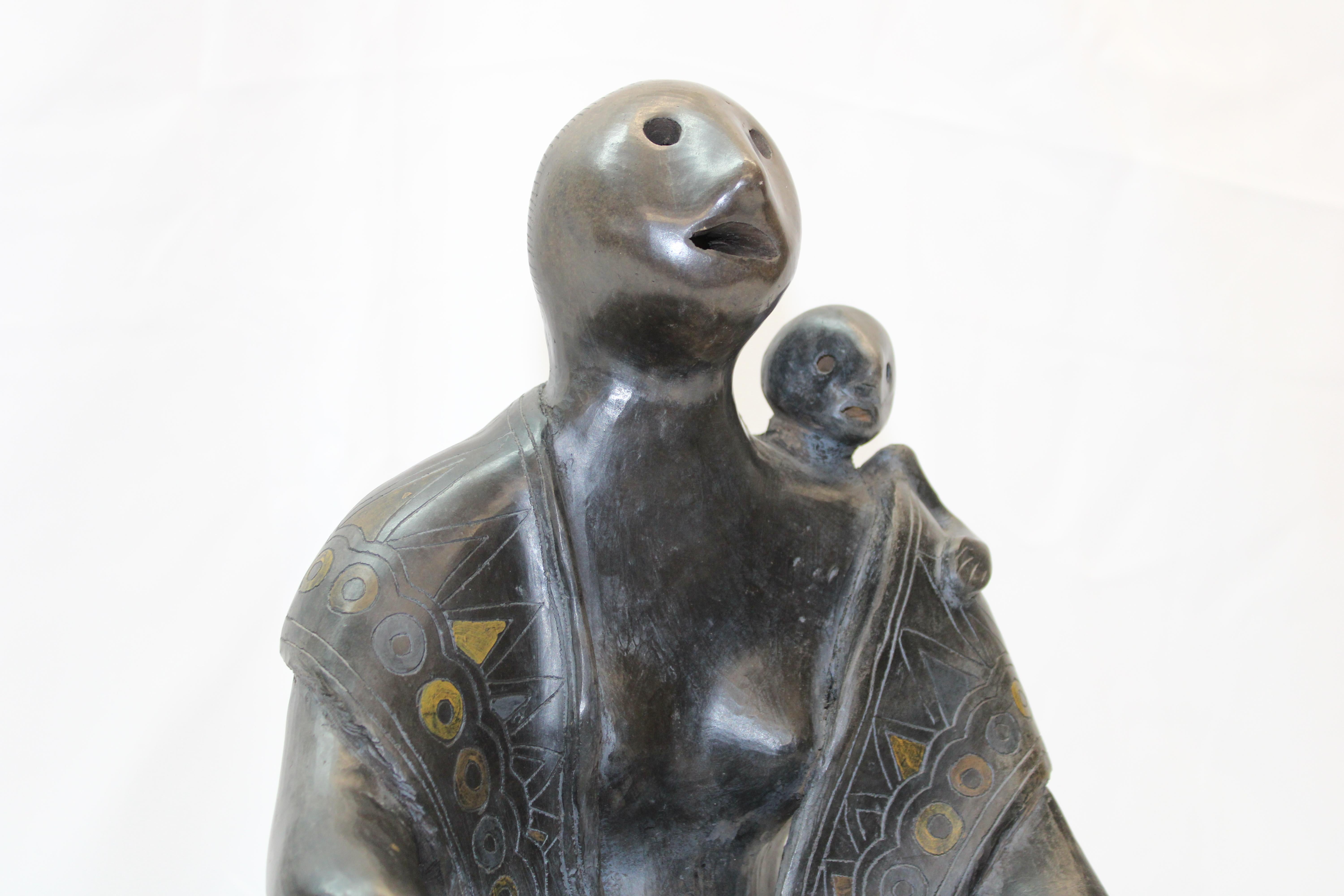 Bemalte Keramik-Skulptur eines amerikanischen Mutter- und Kindes (Indigene Kunst (Nord-/Südamerika)) im Angebot