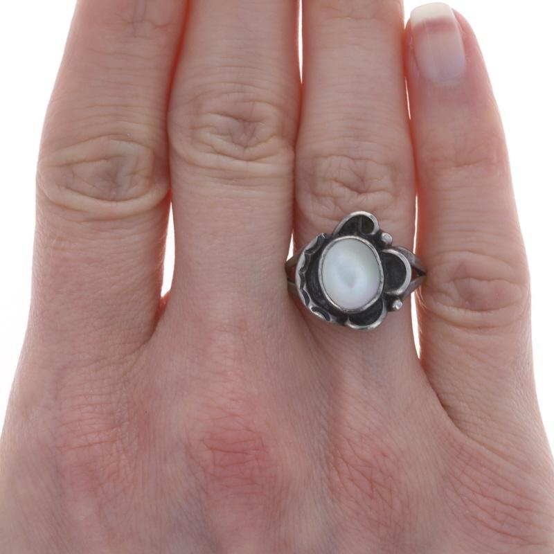 Native American Mother of Pearl Cocktail Solitaire Ring Sterling 925 Flower Sz 8 In Excellent Condition For Sale In Greensboro, NC