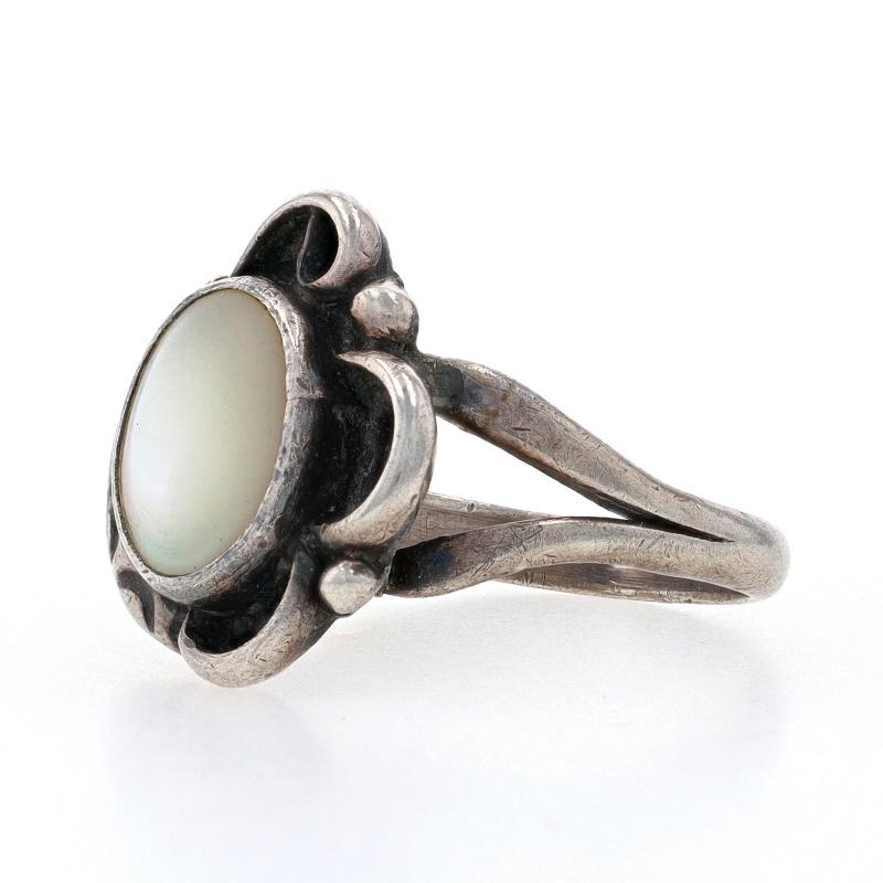 Women's Native American Mother of Pearl Cocktail Solitaire Ring Sterling 925 Flower Sz 8 For Sale