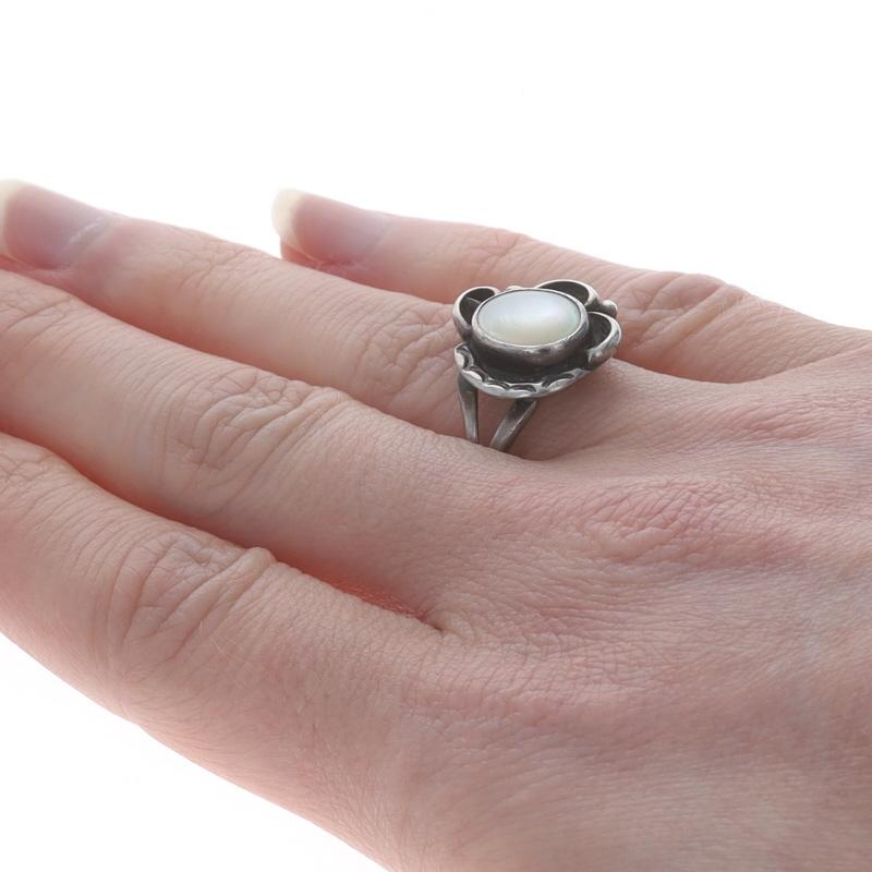 Native American Mother of Pearl Cocktail Solitaire Ring Sterling 925 Flower Sz 8 For Sale 1